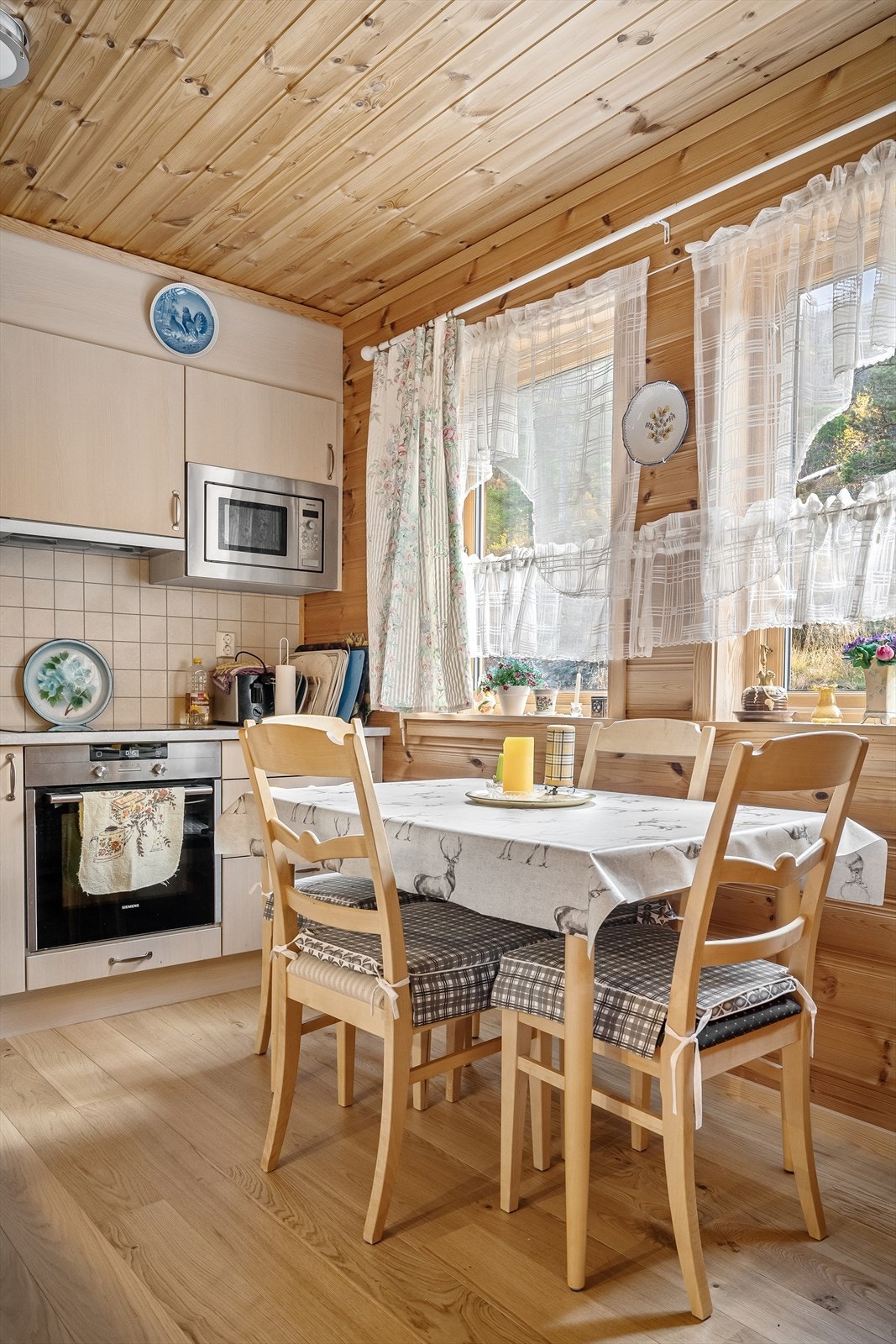 Kjøkkenet har vinduer ut mot innkjørselen Galleribilde