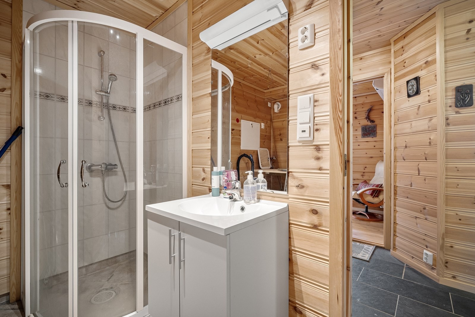 Baderom med dusjhjørne og toalettrom på innsiden Galleribilde