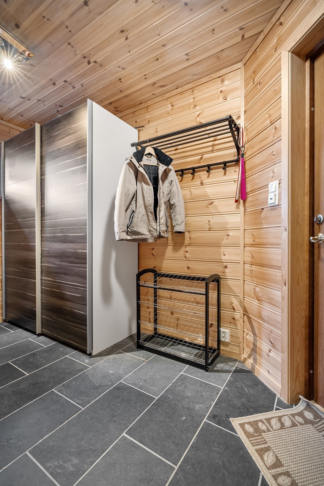 Praktisk entré med god plass til å henge fra seg Galleribilde