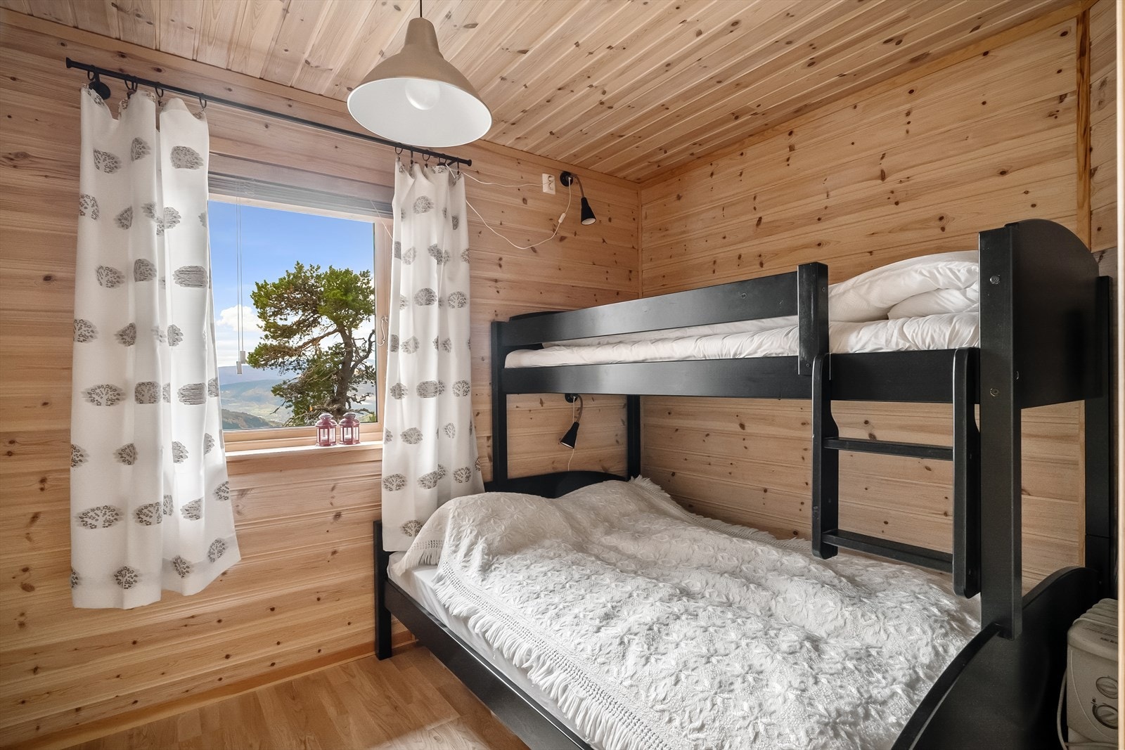 Soverom med plass til familiekøye Galleribilde