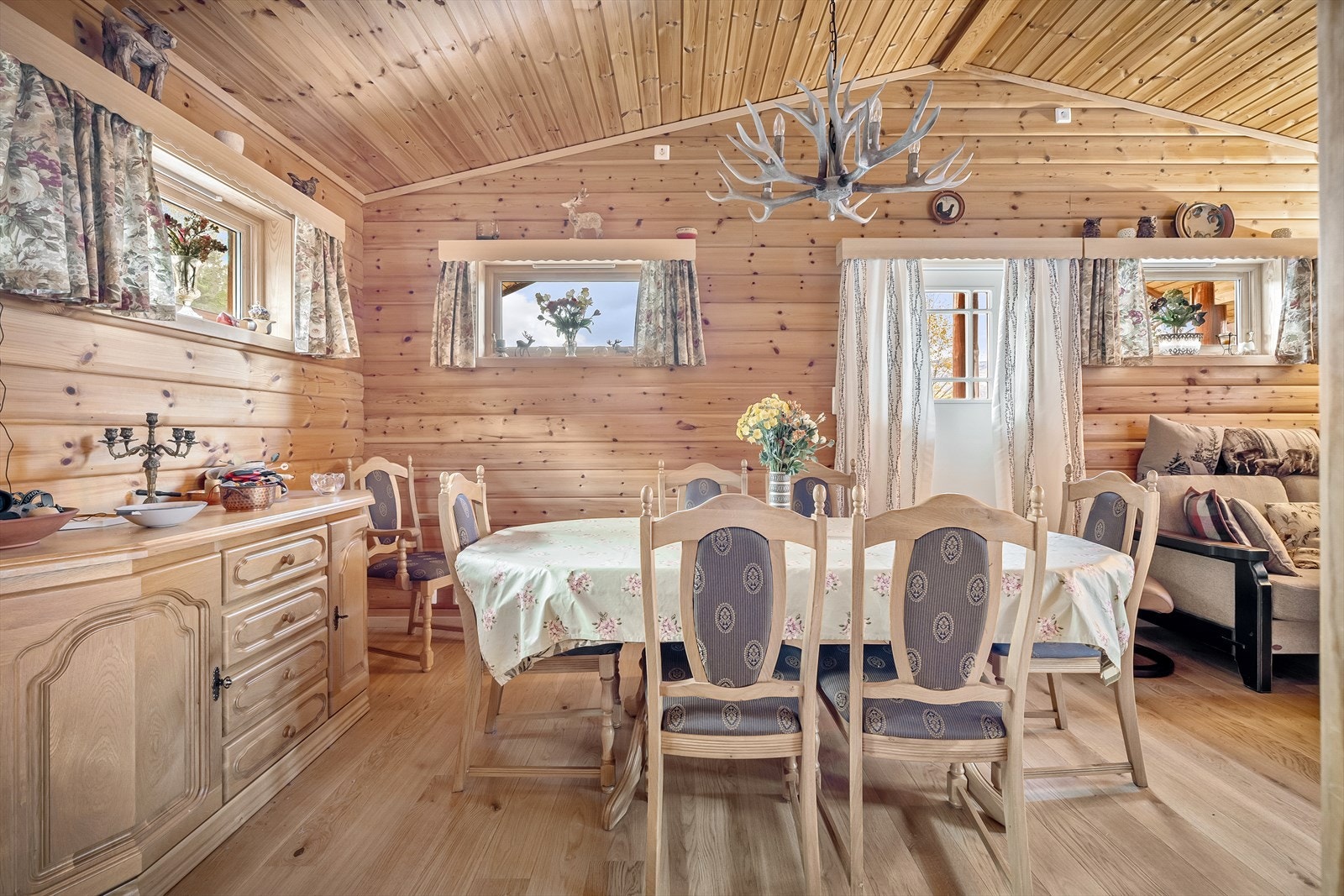 God plass til spisebord, evt langbord ved spesielle anledninger Galleribilde