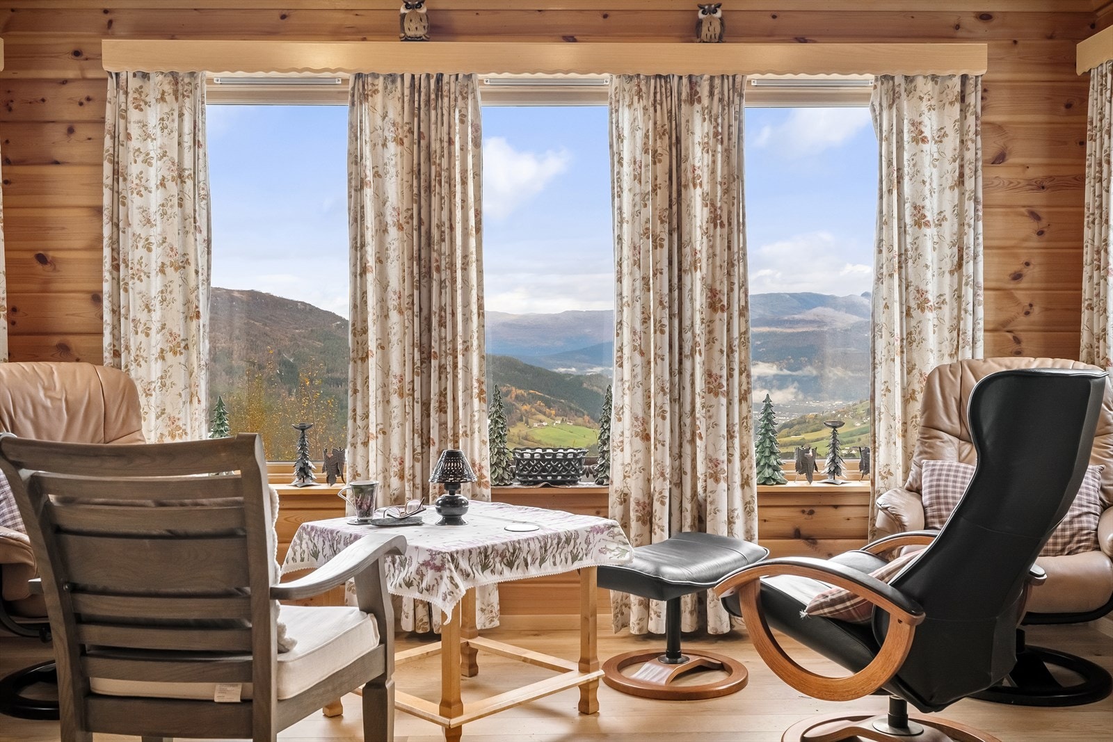 Her kan man sitte med en god bok og nyte både utsikt og været Galleribilde