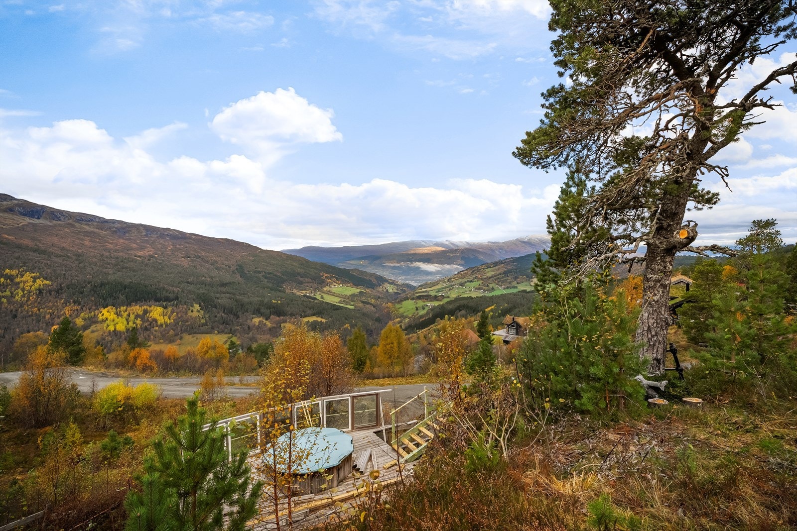Nåværende eier har bygget en liten terrasse nede i skråningen Galleribilde