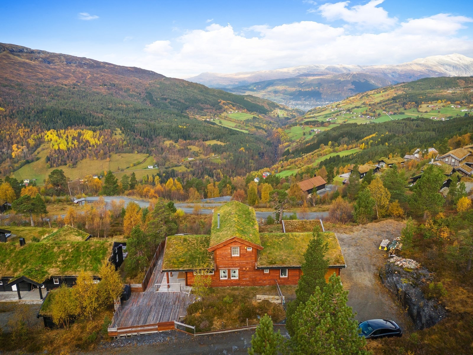Hytten ligger høyt og fritt, innerst i blindvei Galleribilde