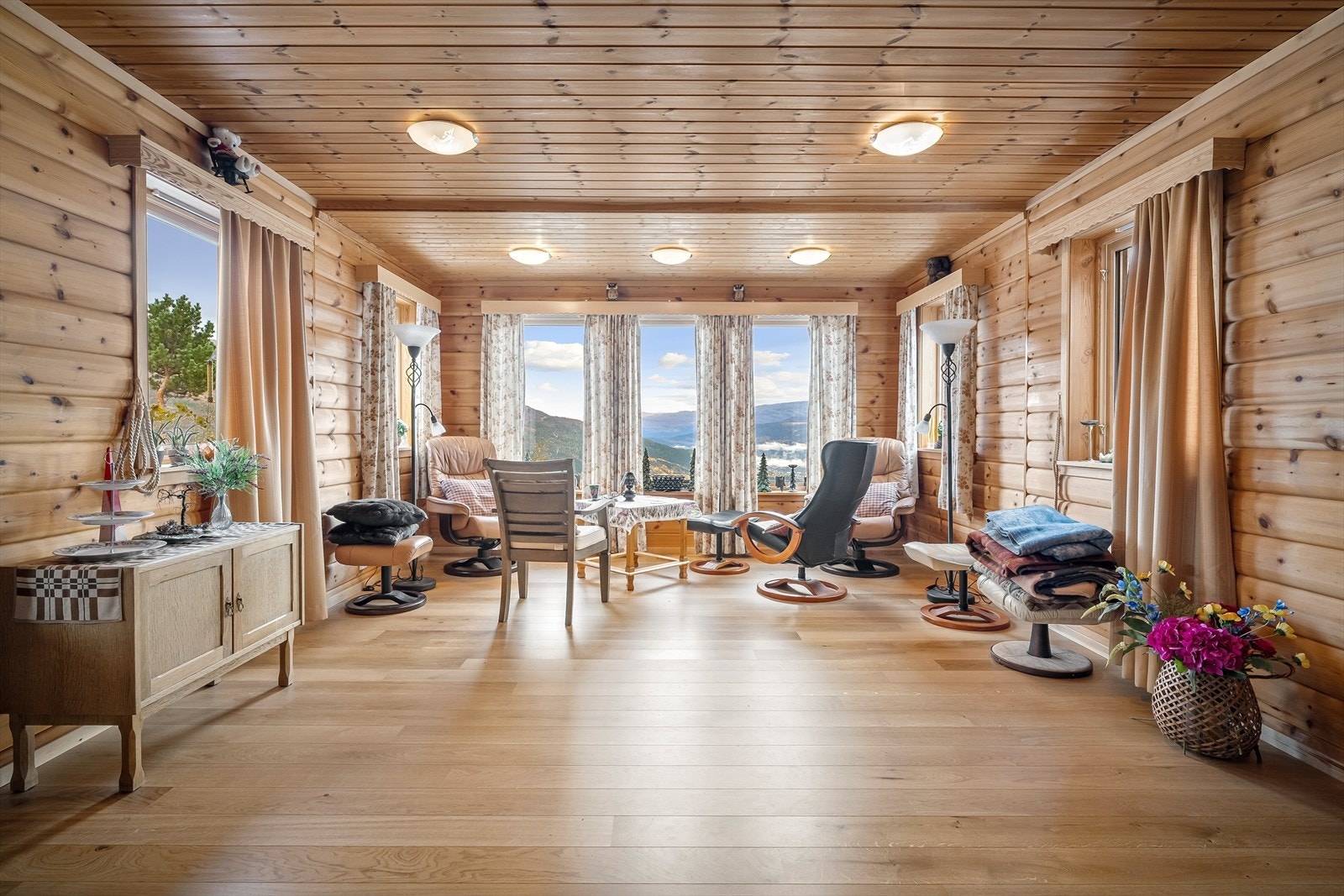 Romslig stue med nydelig utsikt Galleribilde