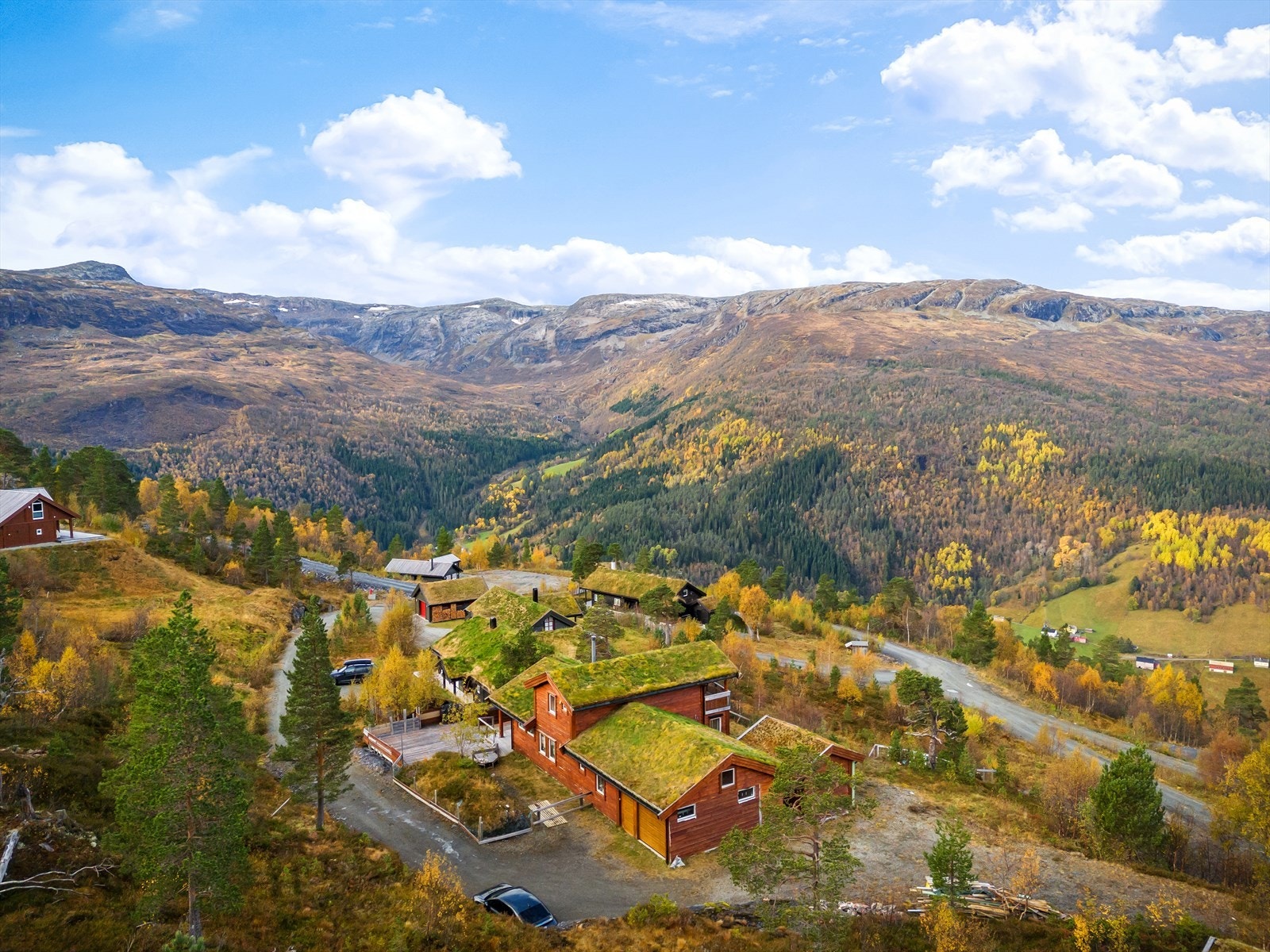Hytten ligger høyt og fritt i terrenget Galleribilde