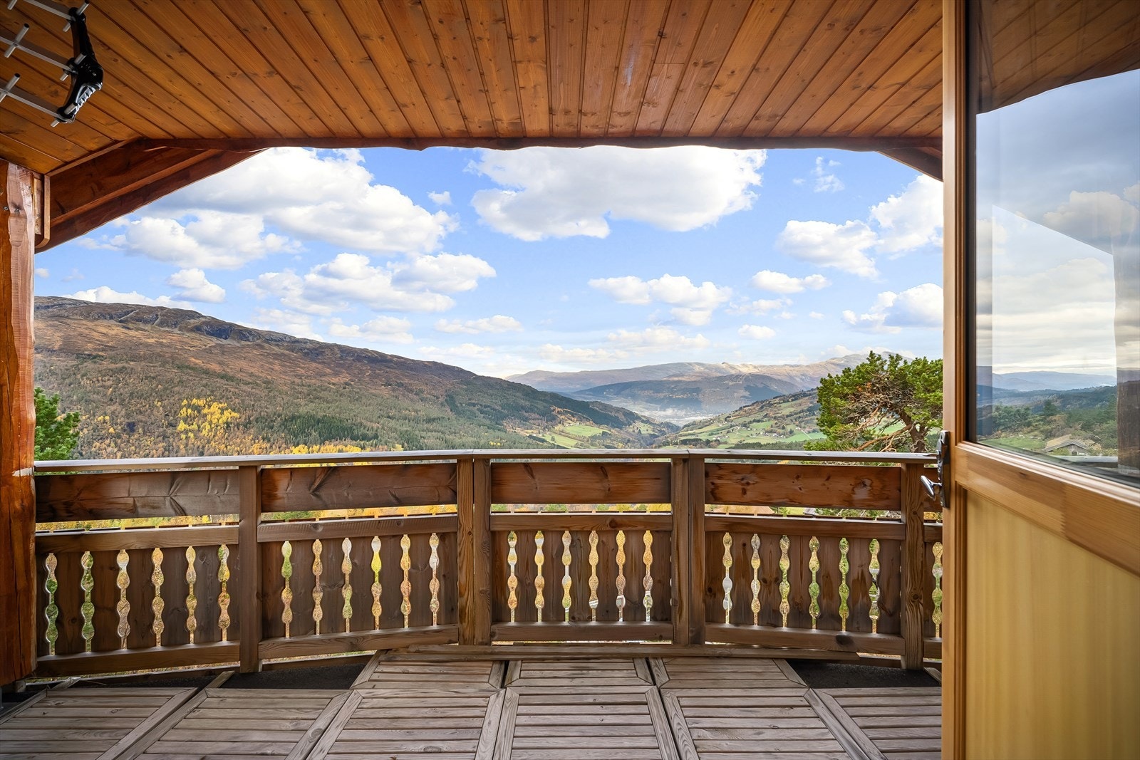 Nydelig veranda med praktfull utsikt Galleribilde