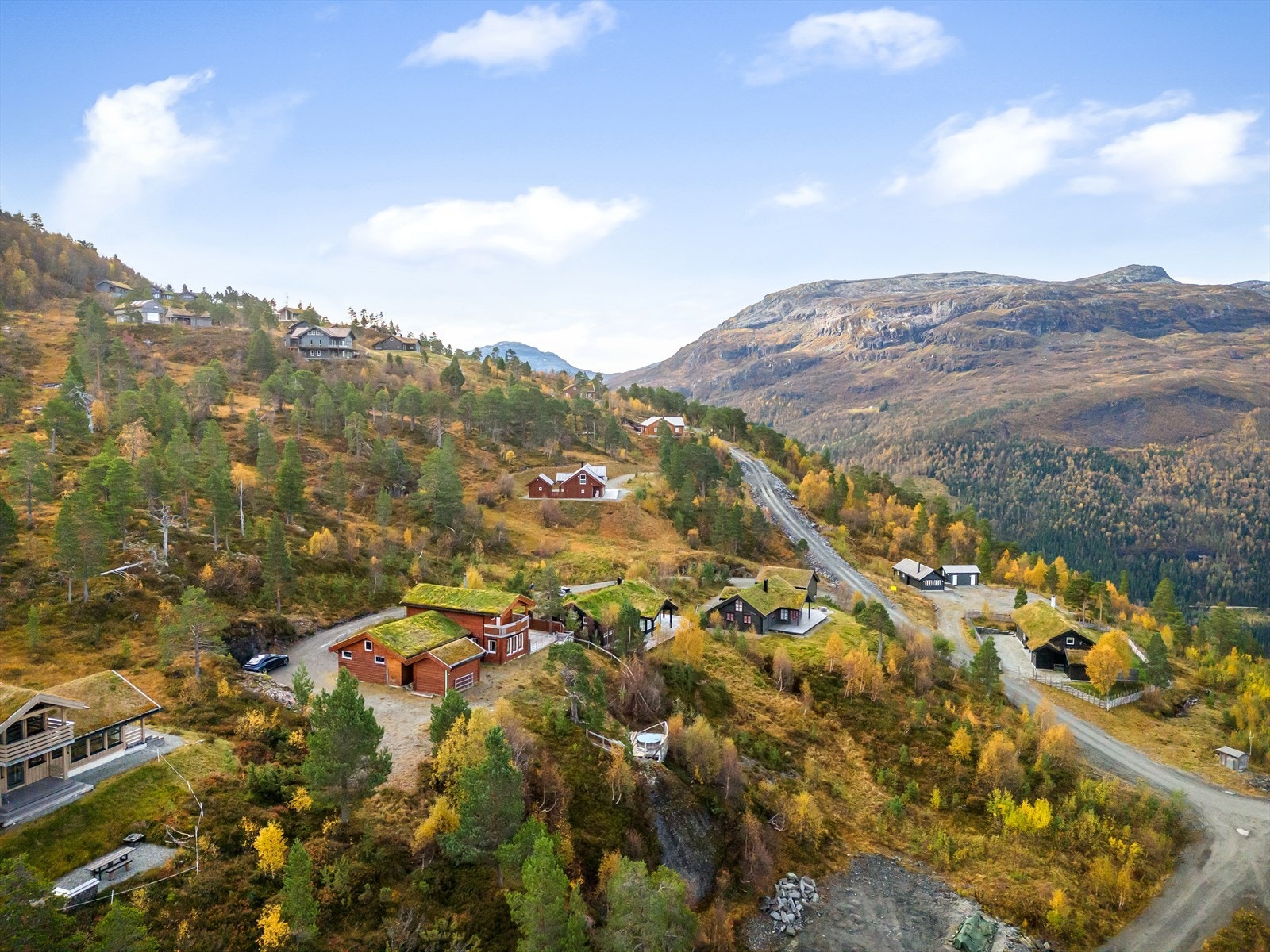 Hytten ligger høyt og fritt i terrenget, med gode solforhold Galleribilde
