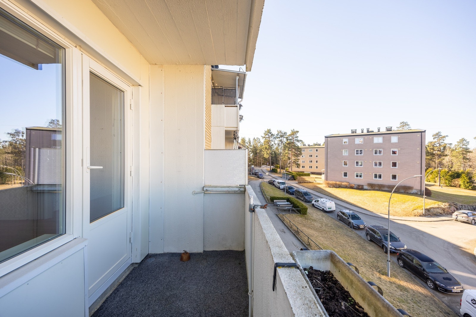 Utgang fra stue til solrik vestvendt balkong på 4 kvm. Galleribilde