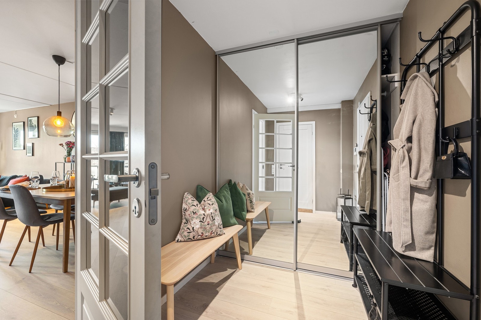 Entréen gir leiligheten et godt førsteinntykk. Det er plass til vegghengte knagger, skoskap og lignende, i tillegg til romslig skyvedørsgarderobe med speildører. Galleribilde