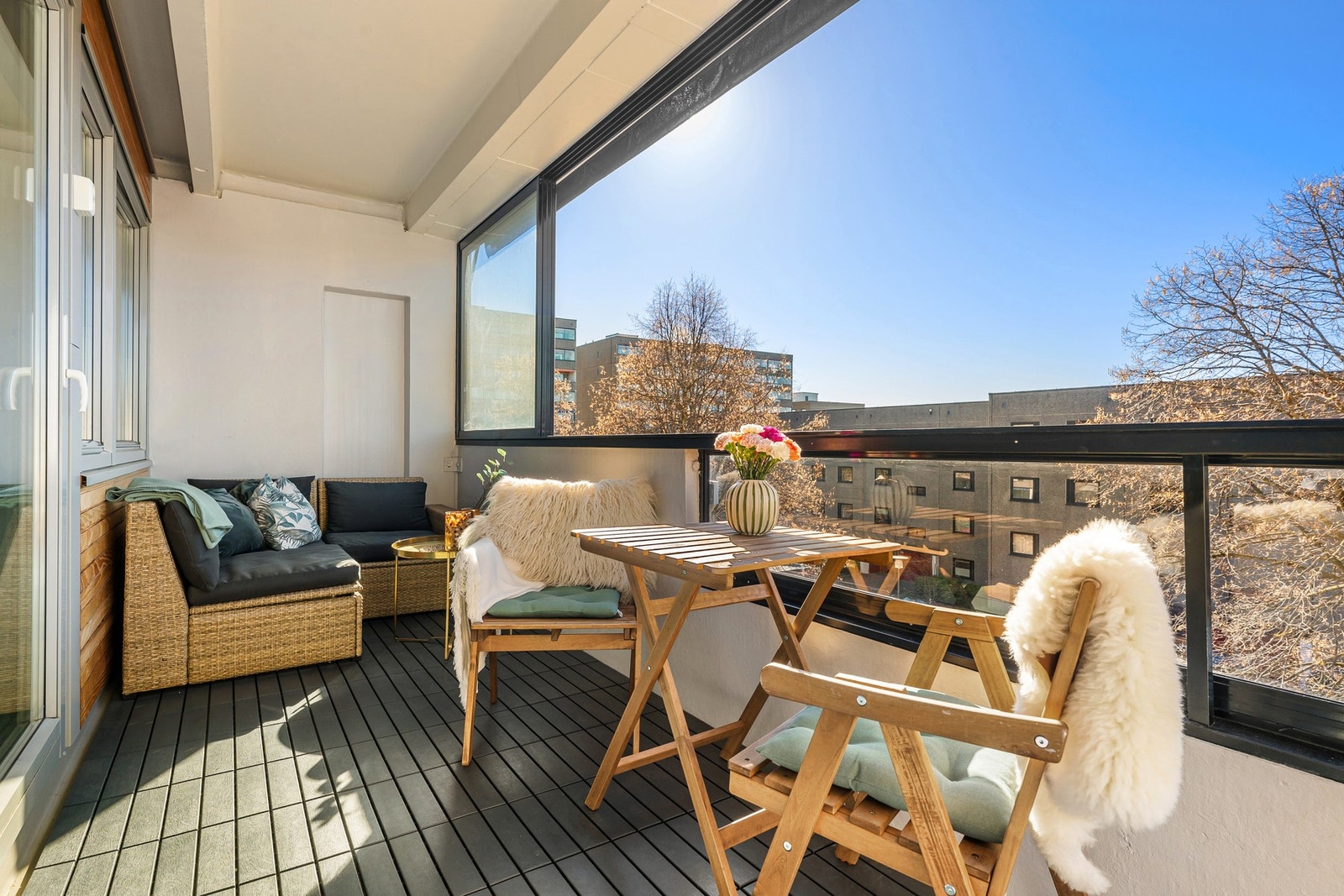 Det er plass til både utesofa og spisebord på balkongen. I borettslaget er det tillatt med elektrisk grill. Galleribilde