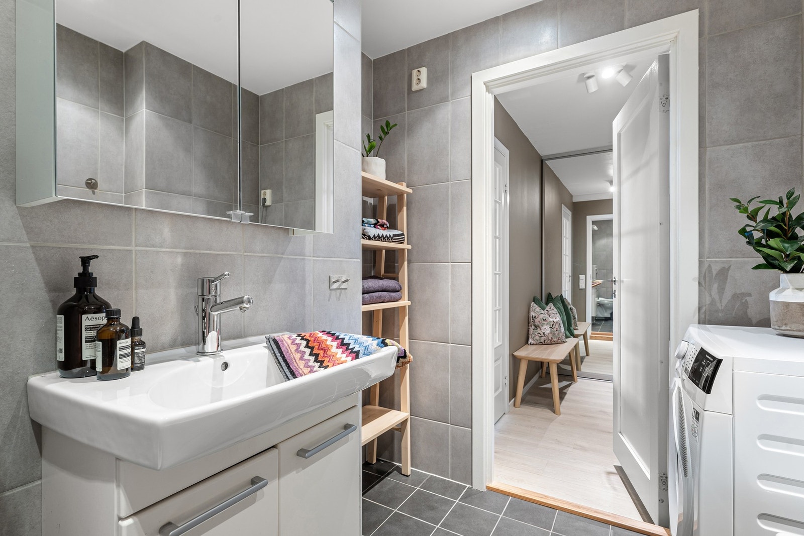 Badet har flislagt gulv og vegger, samt himling med downlights. I tillegg er badet utstyrt med varmekabler. Galleribilde