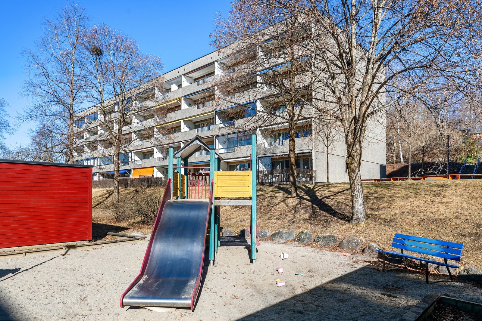Borettslaget har meget hyggelige uteområder og det er kort vei til Mærradalen med fantastiske turmuligheter. Galleribilde