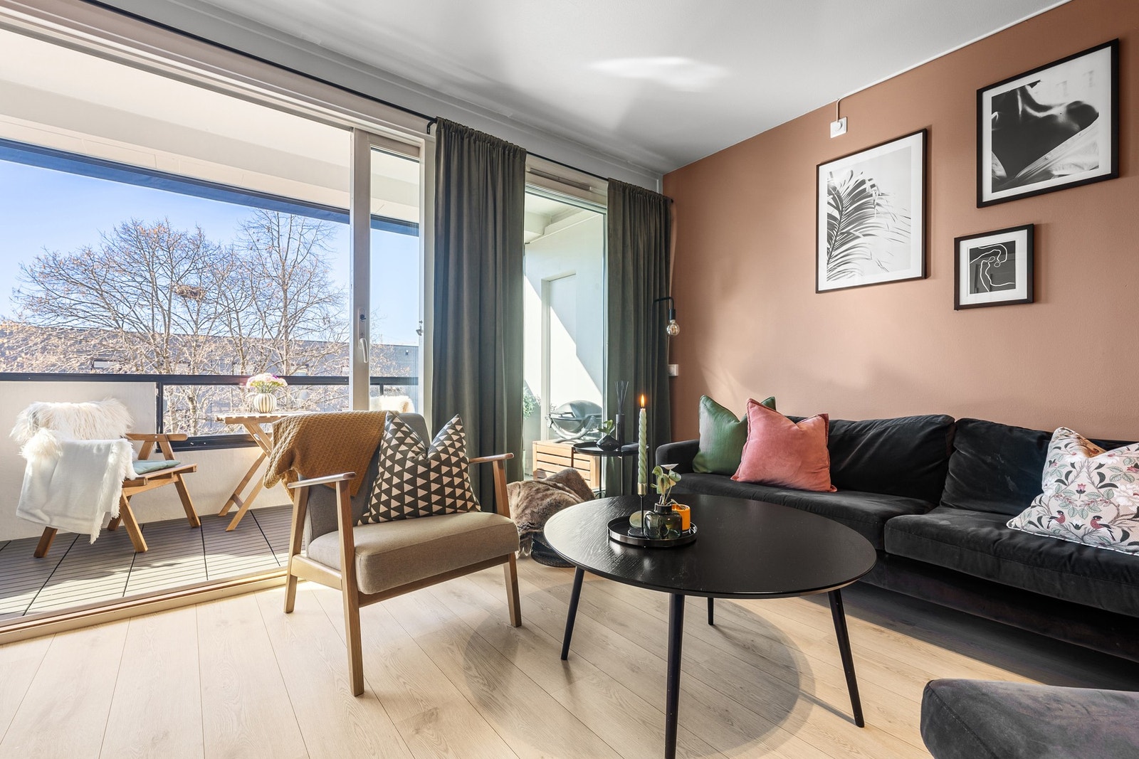 Veggflatene i leiligheten har en moderne og smakfull fargepalett, og det er et robust og pent laminatgulv. Galleribilde