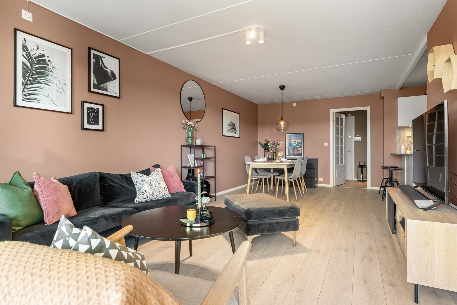 Stuen har en god størrelse med mulighet for både sofakrok og spisebord. Galleribilde