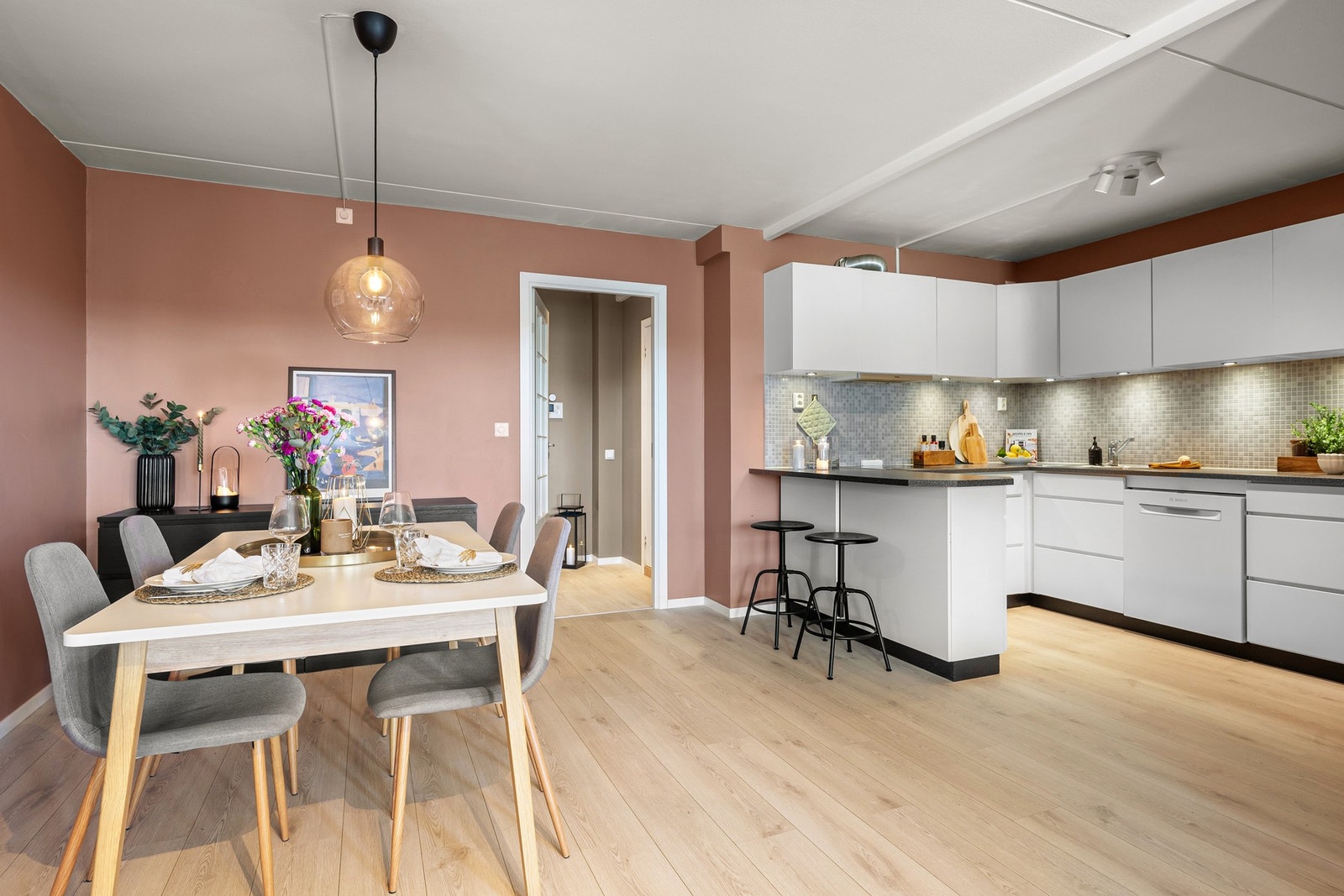Leiligheten er romslig og praktisk løst med åpen stue- og kjøkkenløsning, fint soverom, pent bad og en innbydende entré. Galleribilde