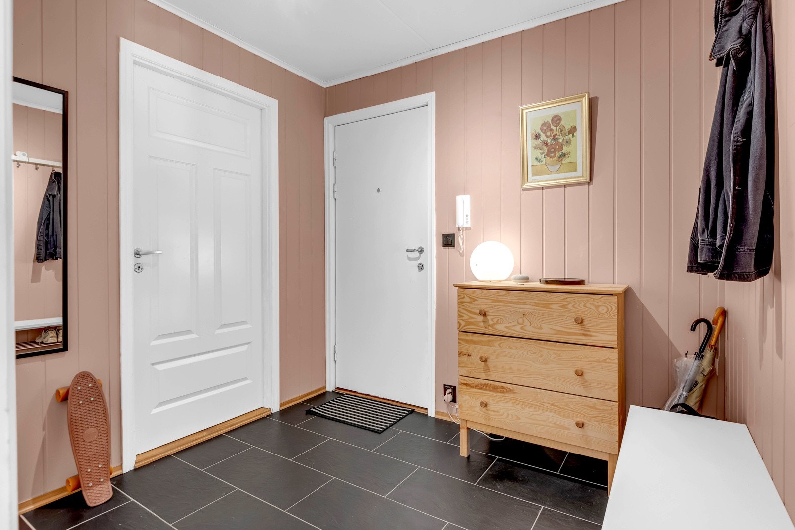 Lyst og stort inngangsparti med flisalgt gulv. Galleribilde