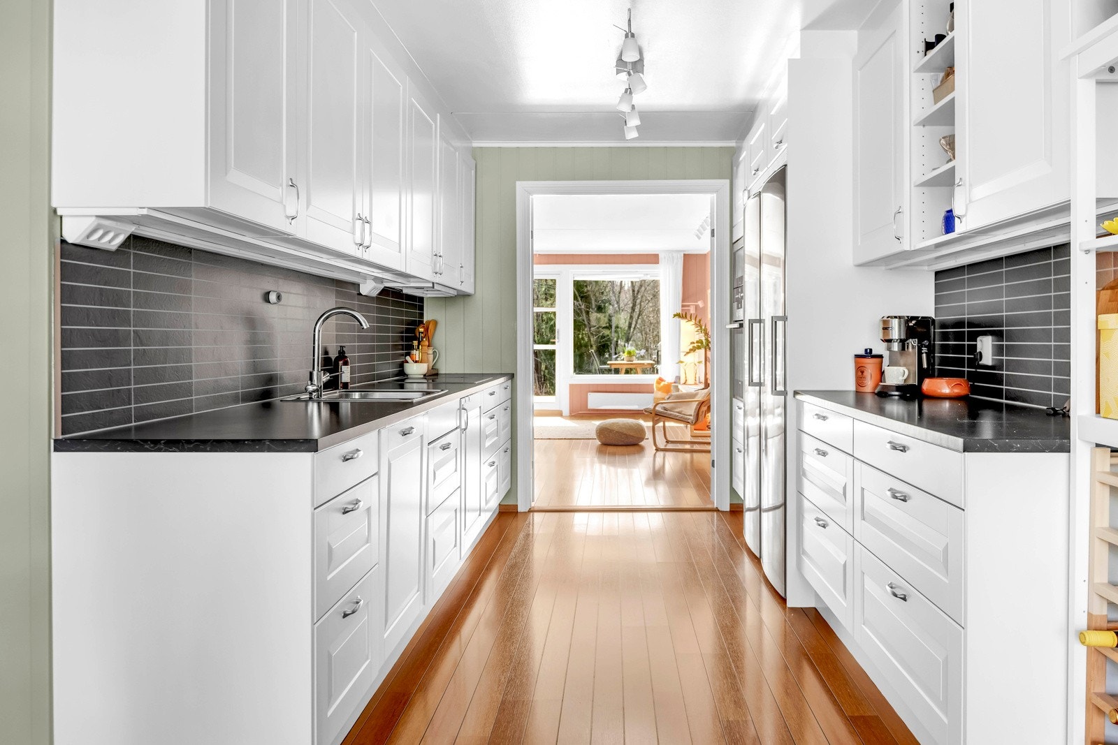 Lyst og praktisk kjøkken med delvis åpen løsning Galleribilde