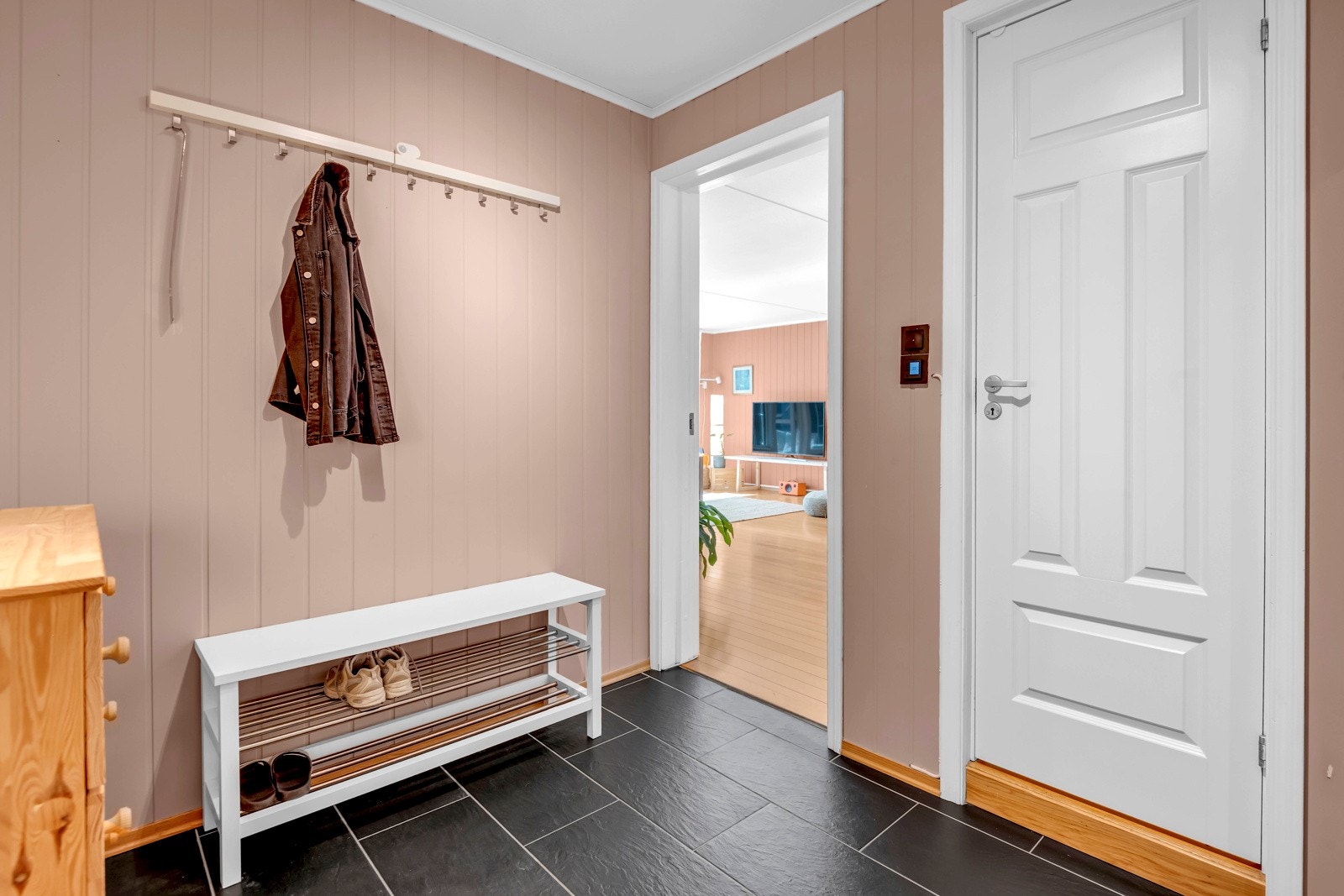 Innbydende og praktisk gang med garderobeskap. Galleribilde