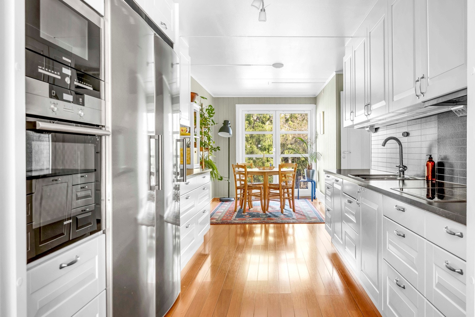 Her er det godt med skapplass og praktisk tilgang til spisestue. Galleribilde