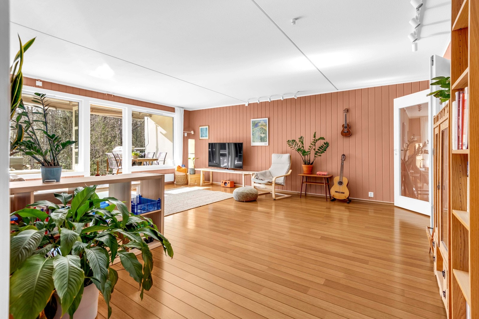 Stuen er stor og gir gode innredningsmuligheter Galleribilde