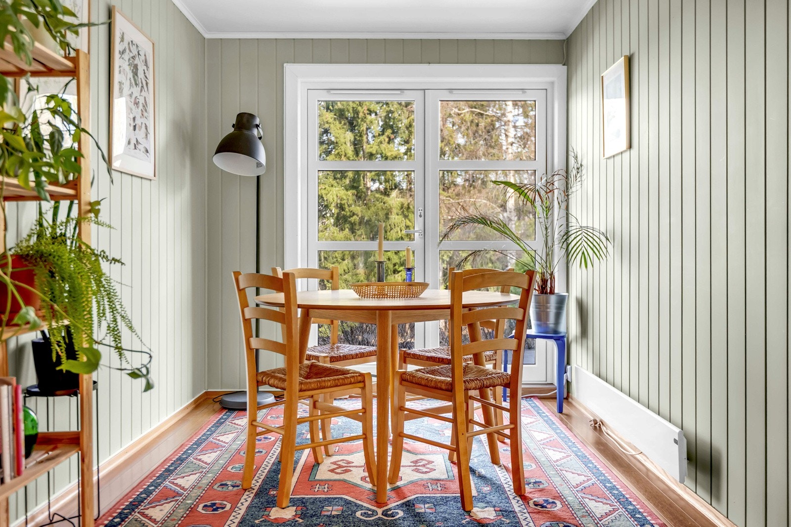 Korselig spisestue med utgang til nord-vendt markterrasse. Galleribilde