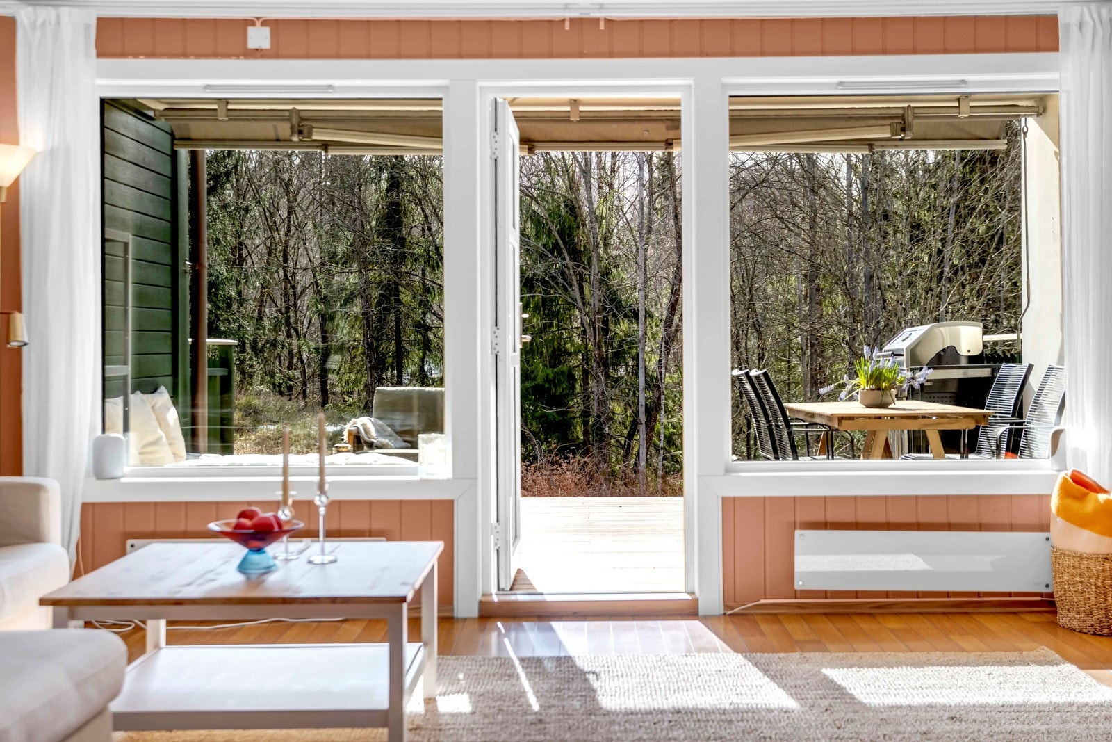 Utgang fra stue til syd-vendt markterrasse. Galleribilde