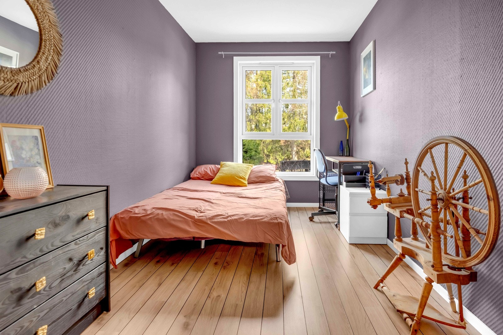 Soverom 2, romslig med stort vindu Galleribilde