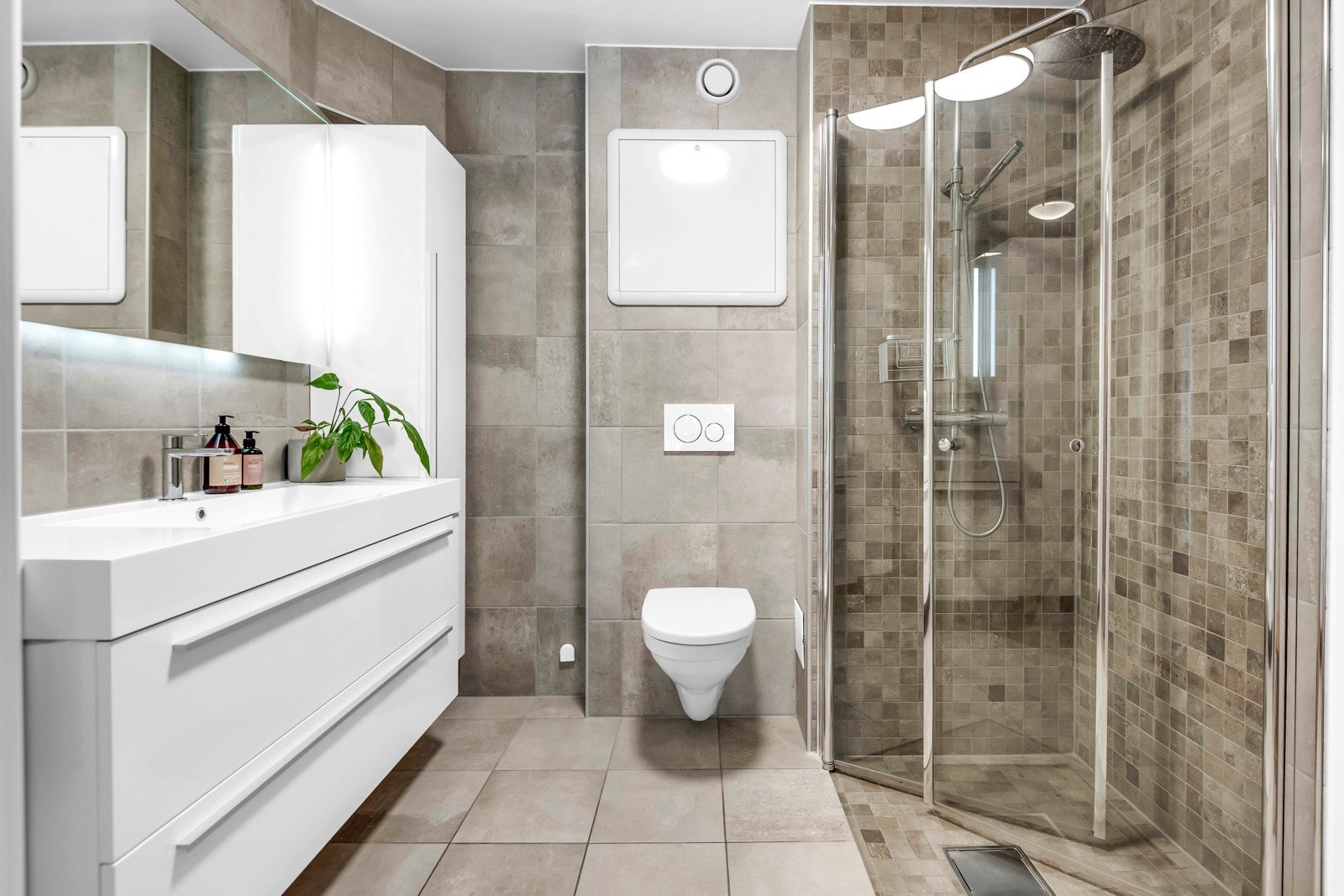 Moderne og flott hovedbaderom, flislagt med gulvvarme Galleribilde