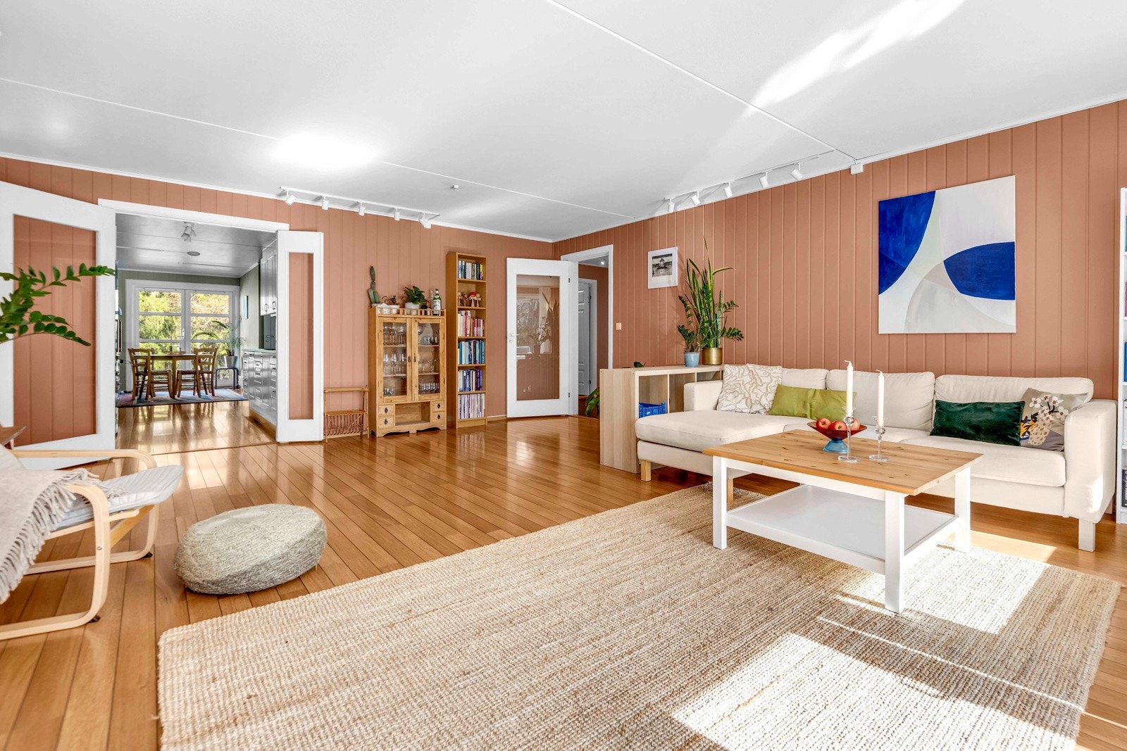 Stor flate med flott gulv og malte vegegr Galleribilde