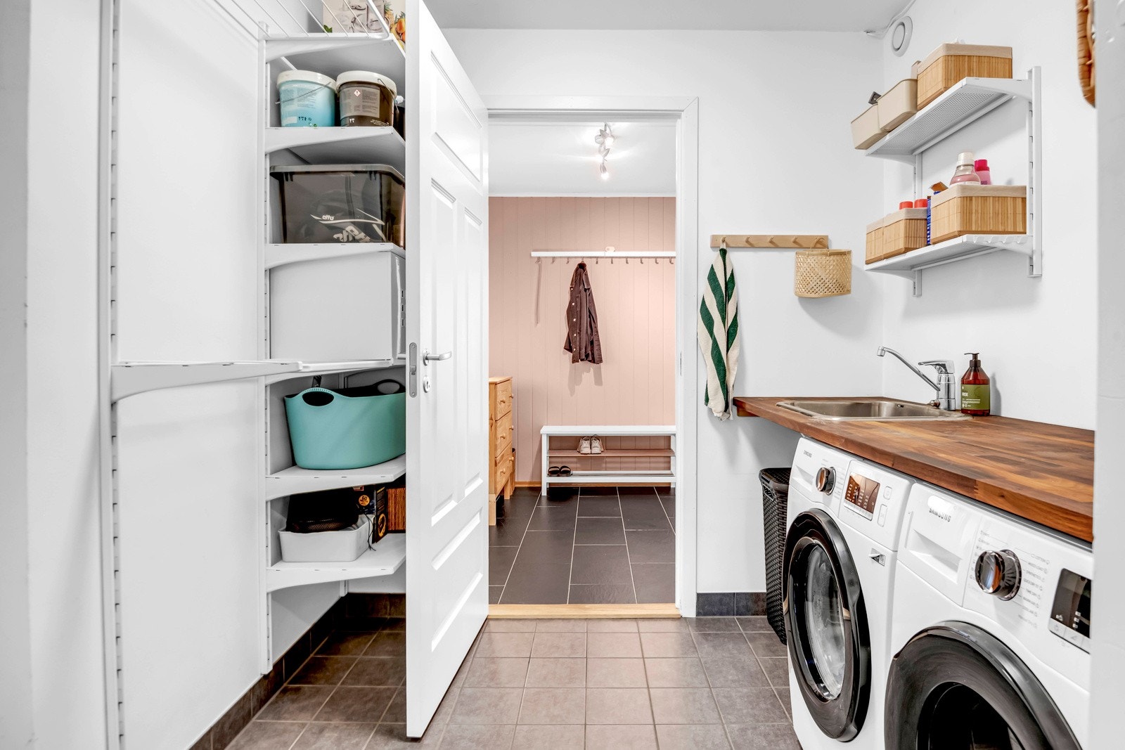 Vaskerom med opplegg for vaskemaskin og tørketrommel Galleribilde