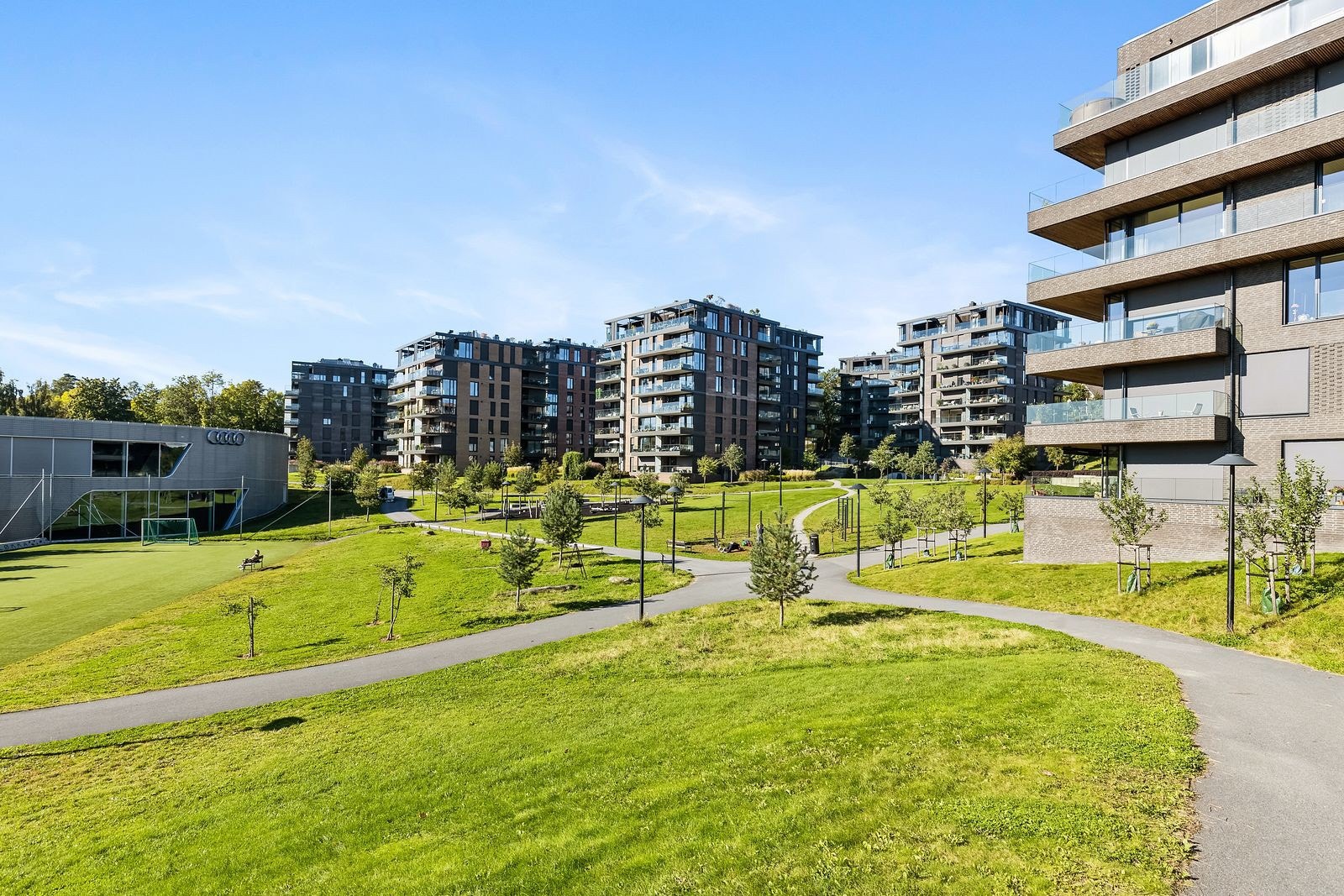 Lilleaker Vest har en sentral beliggenhet på Lilleaker, kun få meter unna Lilleaker Torg og en kort gåtur fra CC Vest. Galleribilde