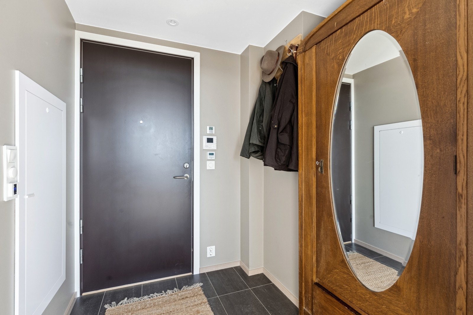 Velkommen inn! Innbydende entré med plass til gardreobeopphen og garderobeskap. Galleribilde