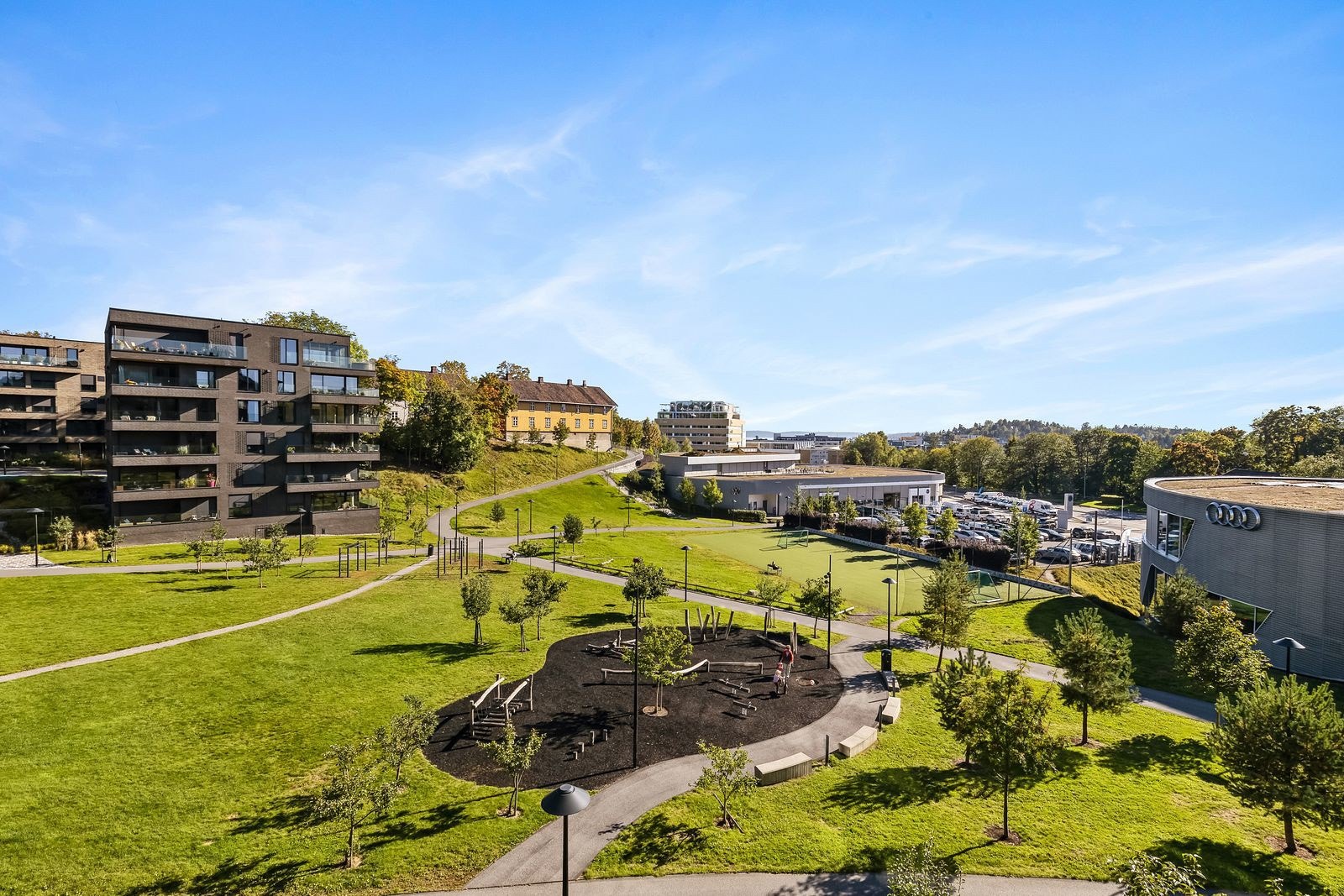 Økologisk park med treningsfasiliteter, lekeplass og fotballbane Galleribilde