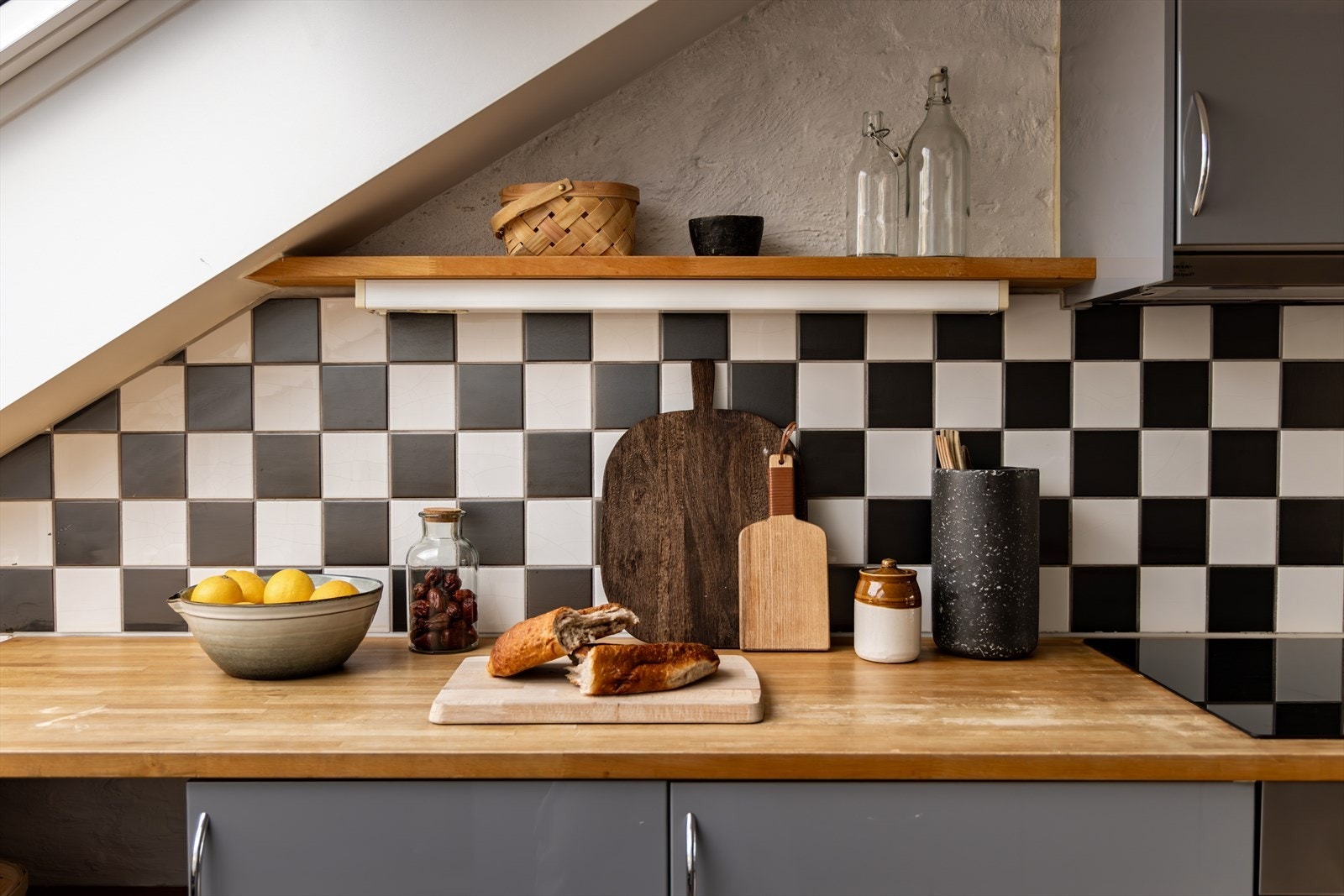 Benkeplaten ble pusset og behandlet i 2025. Galleribilde