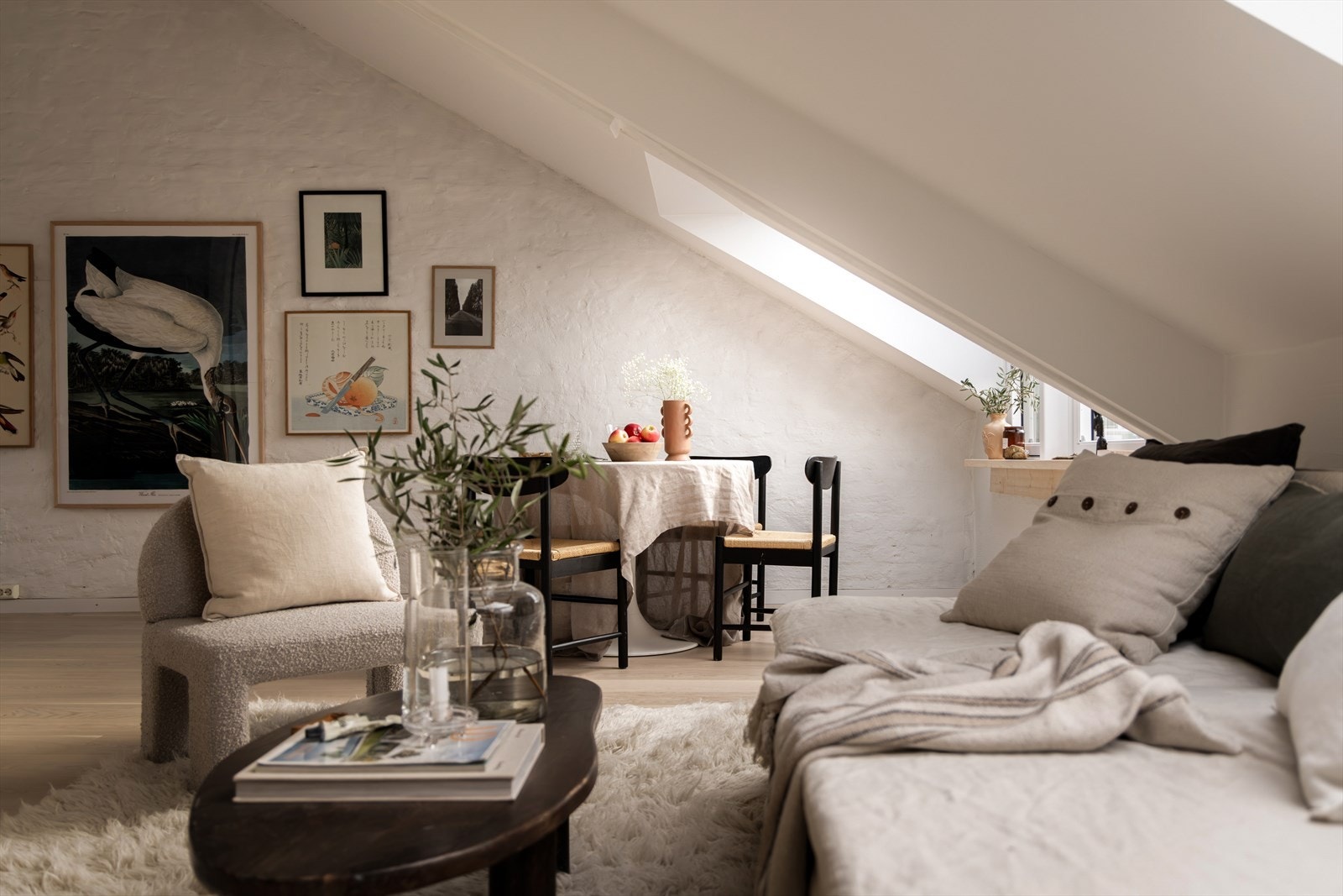 God plass til spise- og sofagruppe i stuen. Galleribilde