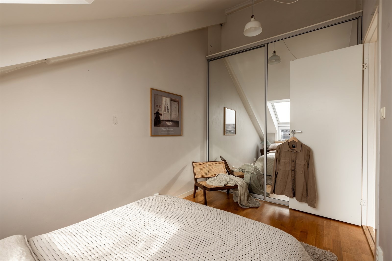 Romslig skyvedørsgarderobe i soverommet. Galleribilde