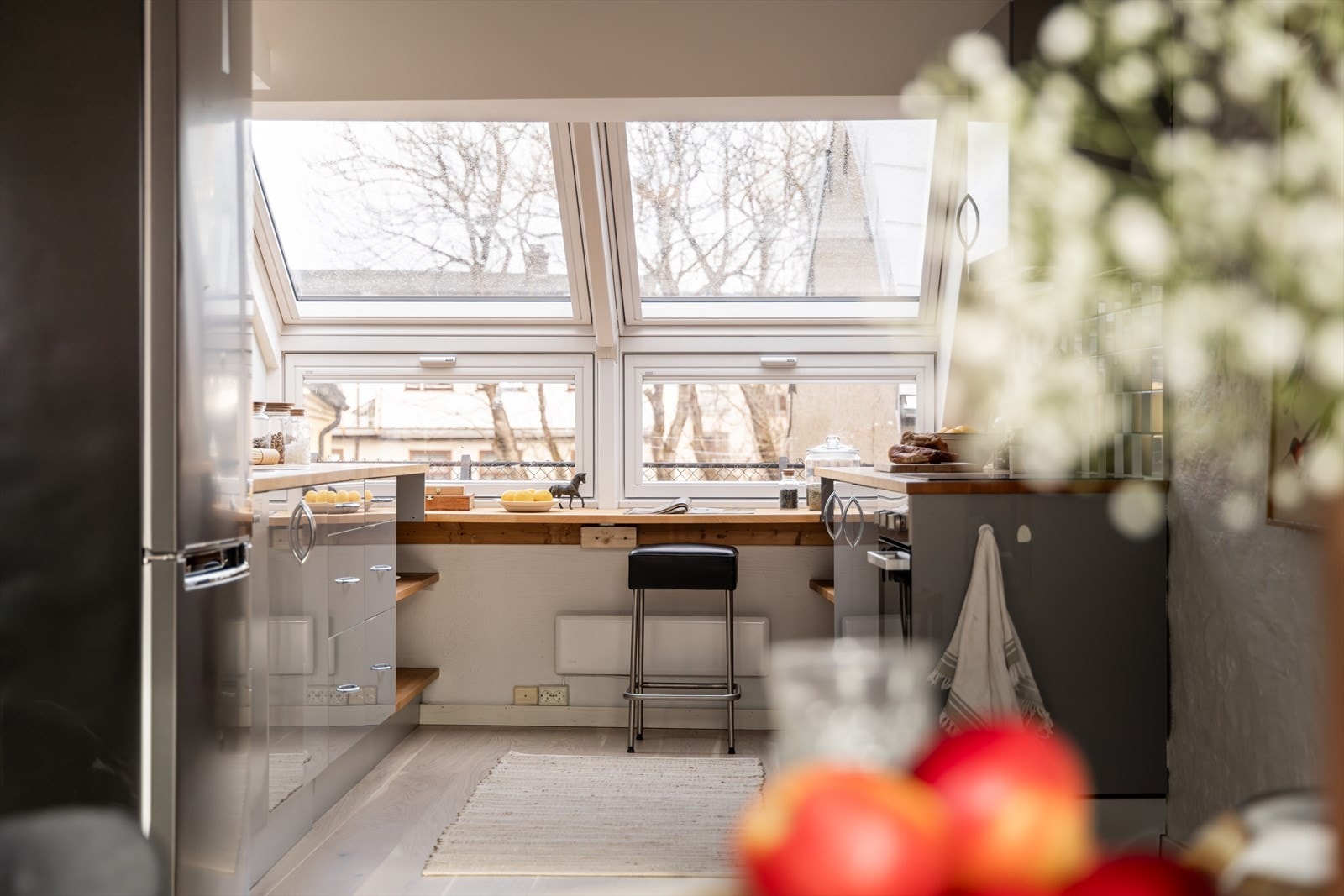 Rikelig med skap- og benkeplass i kjøkkenet samt en hyggelig frokostplass. Galleribilde