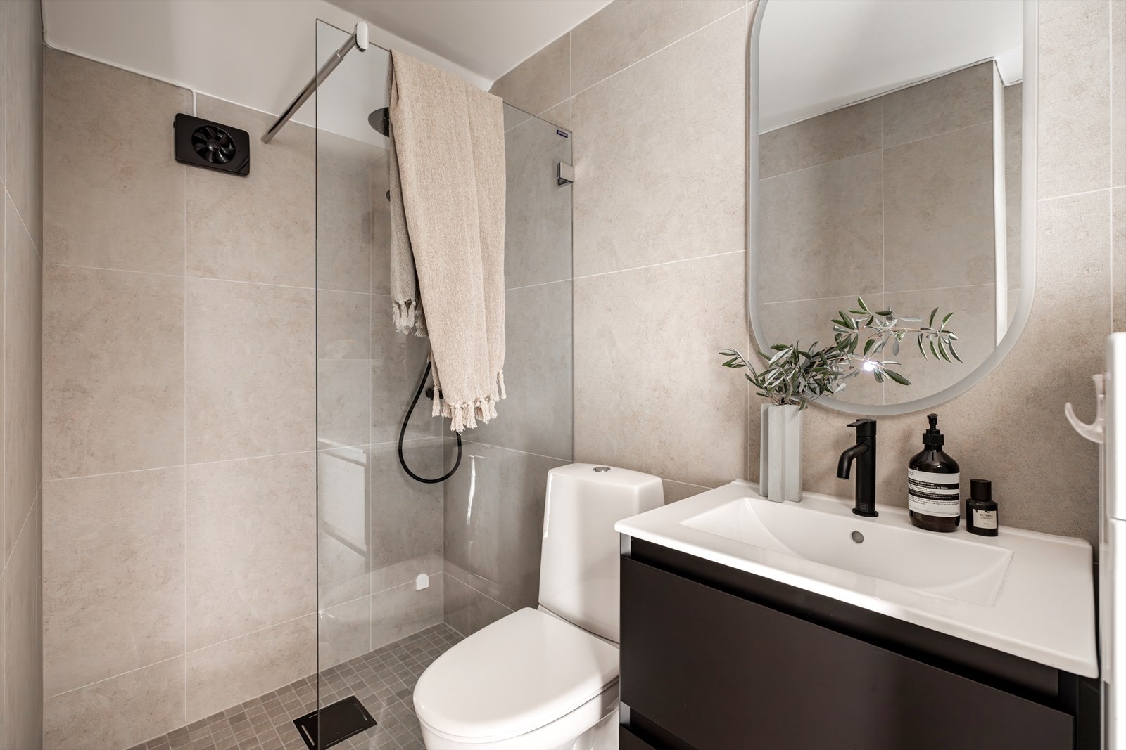 Delikat, flislagt bad fra 2025 med 60x60 cm mosaikk fliser. Galleribilde