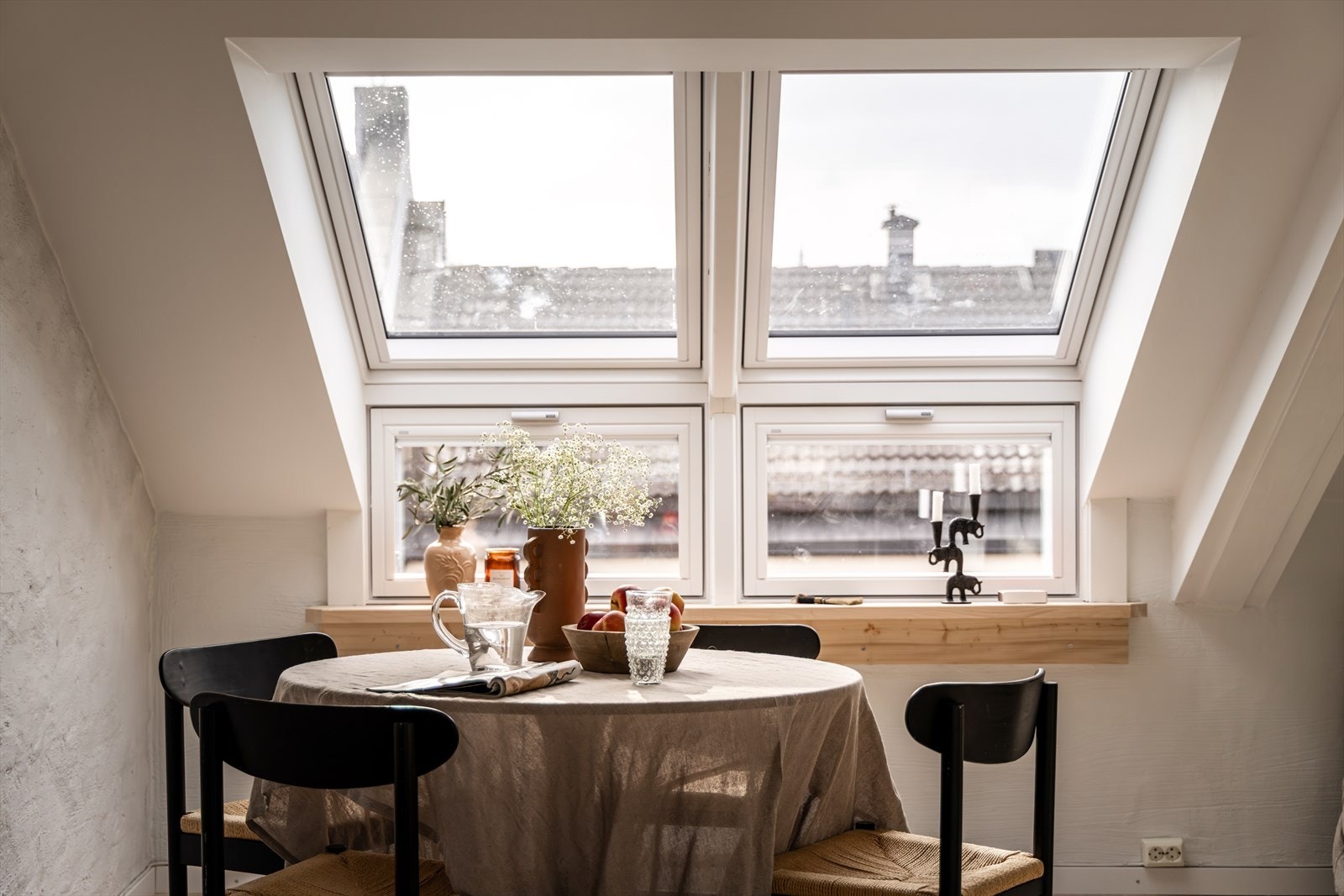 Leiligheten har vertikale vinduer i tillegg til takvinduer. Galleribilde