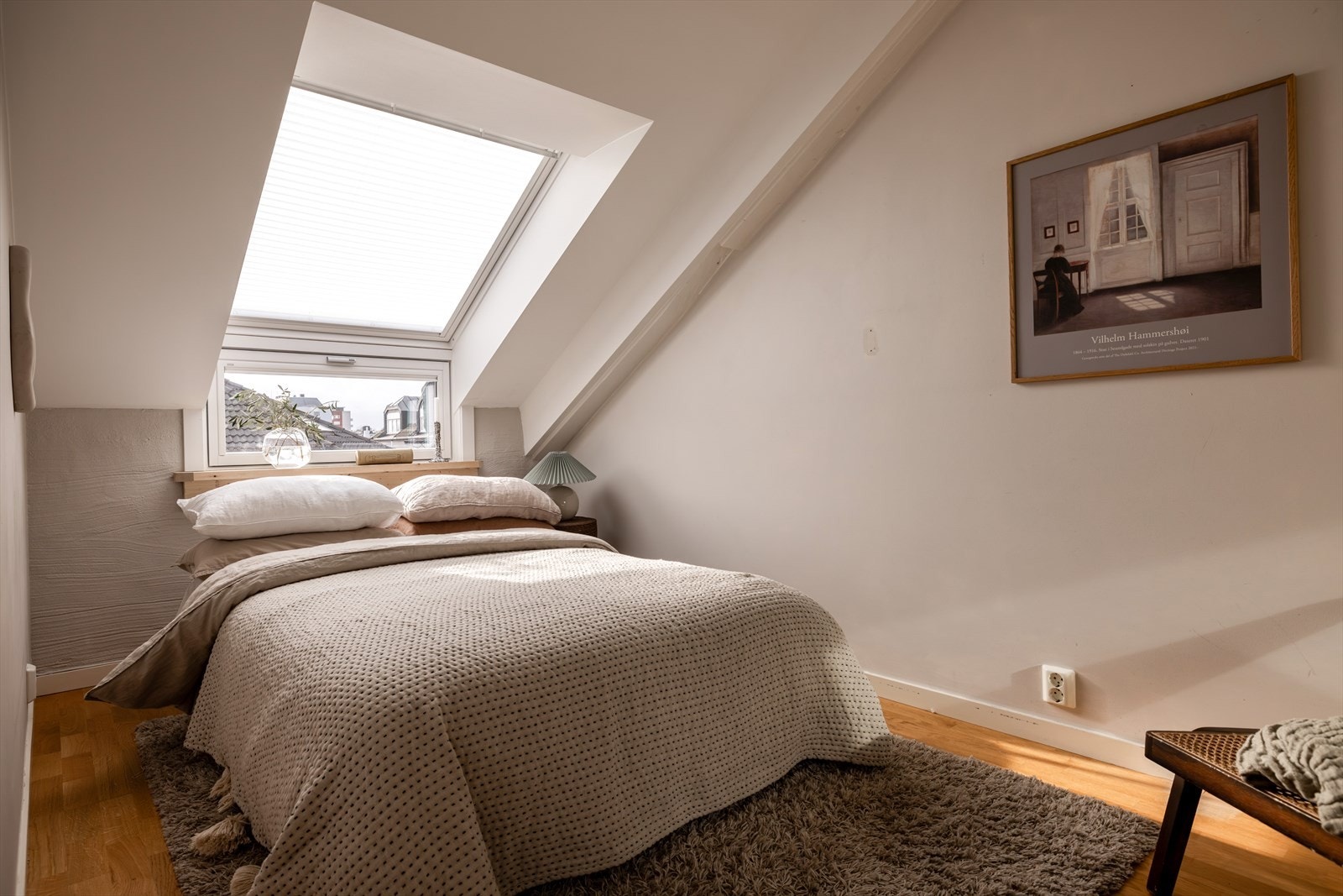 Innbydende soverom med god plass til dobbeltseng. Galleribilde