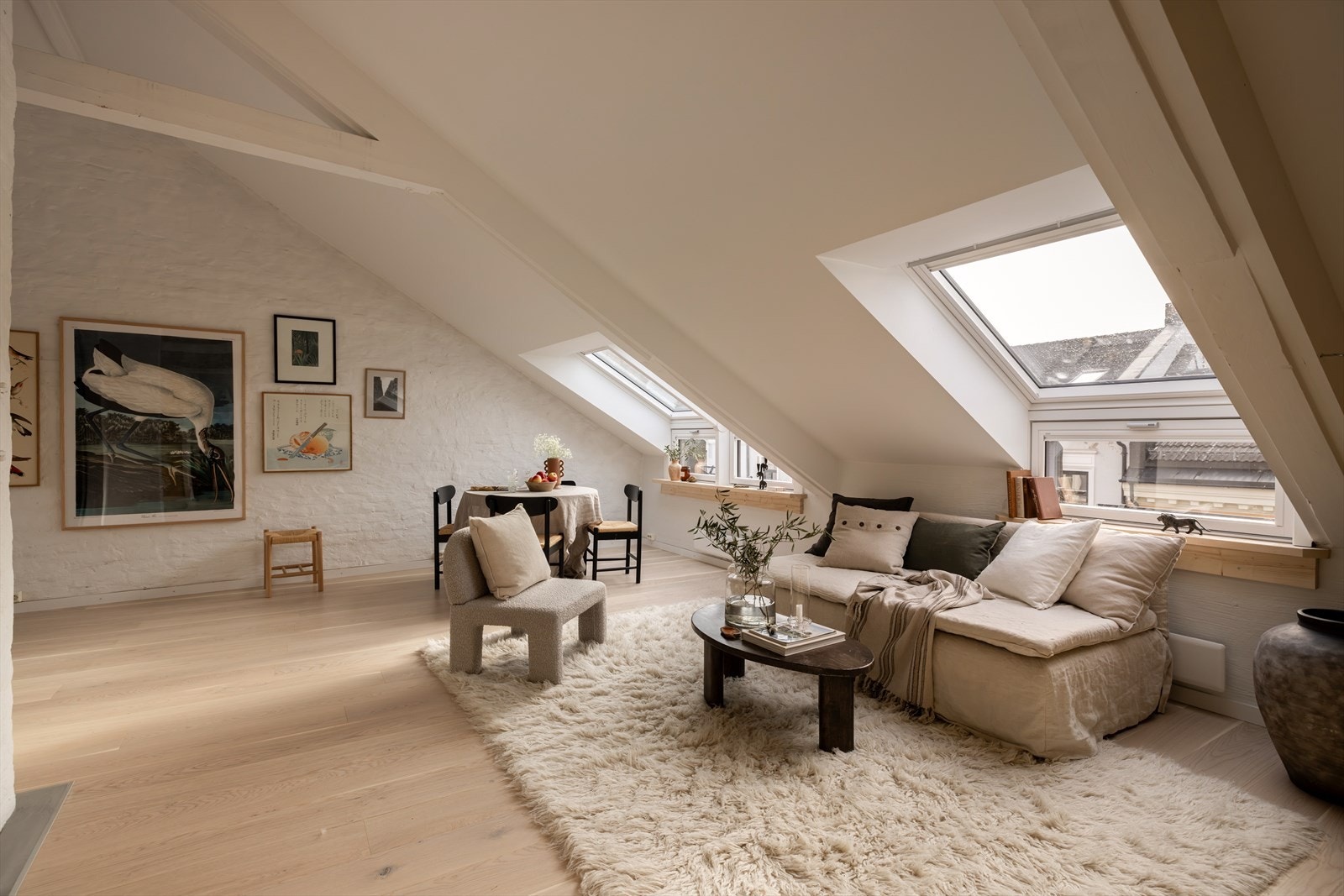 Leiligheten ligger i bygningens 5. etasje inneholder kjøkken i åpen løsning mot stue, soverom og bad. Galleribilde