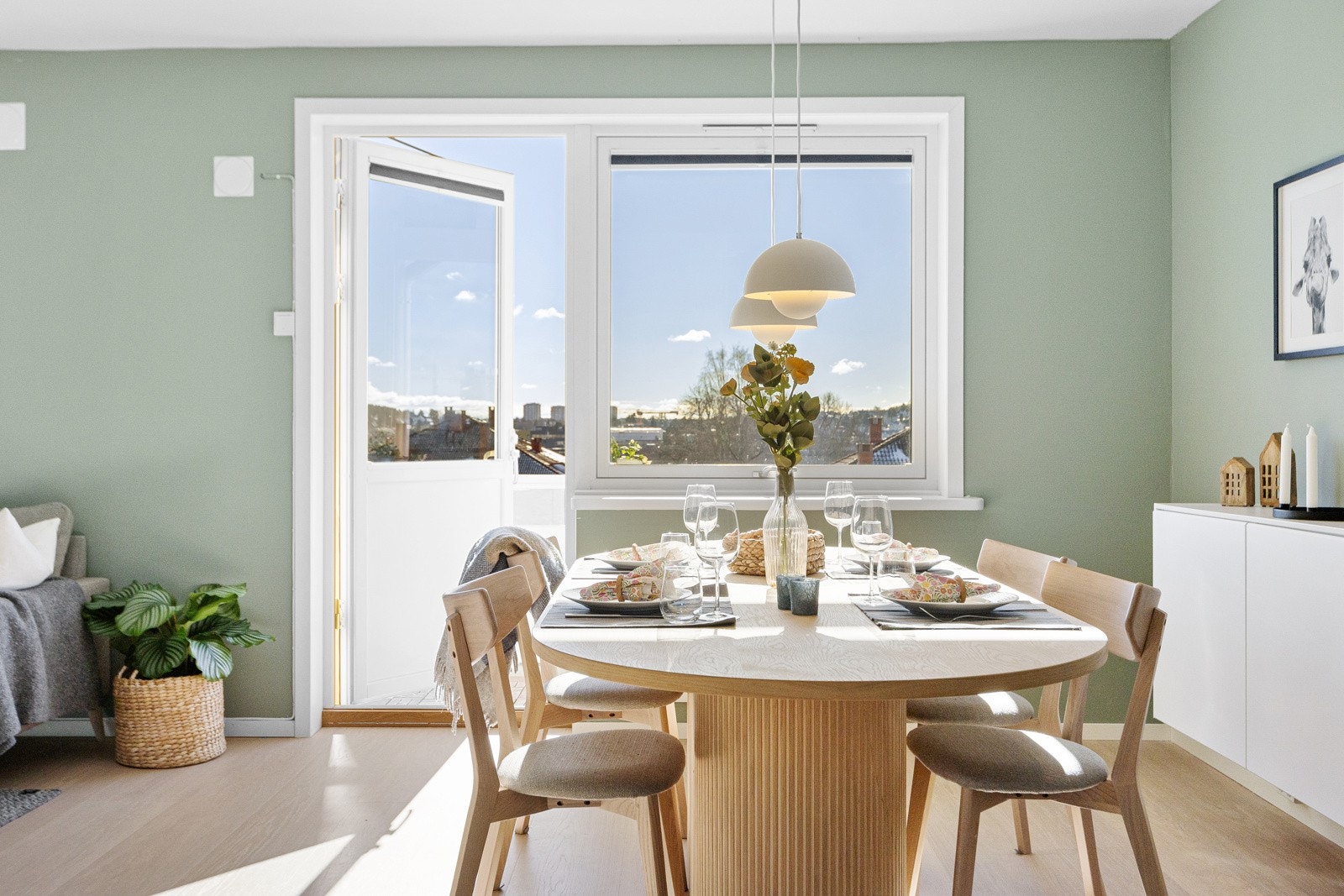 Stuen fikk gipsede vegger og innbydende parkettgulv i 2024 Galleribilde