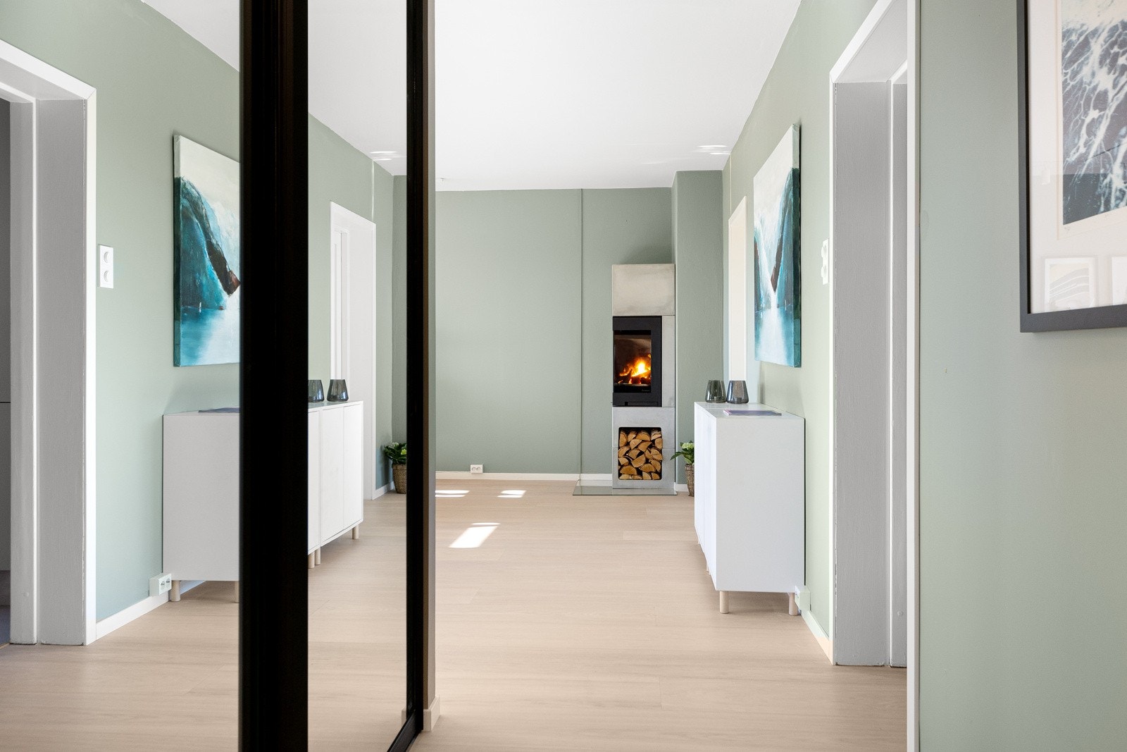 Entré med romslig skyvedørsgarderobe Galleribilde