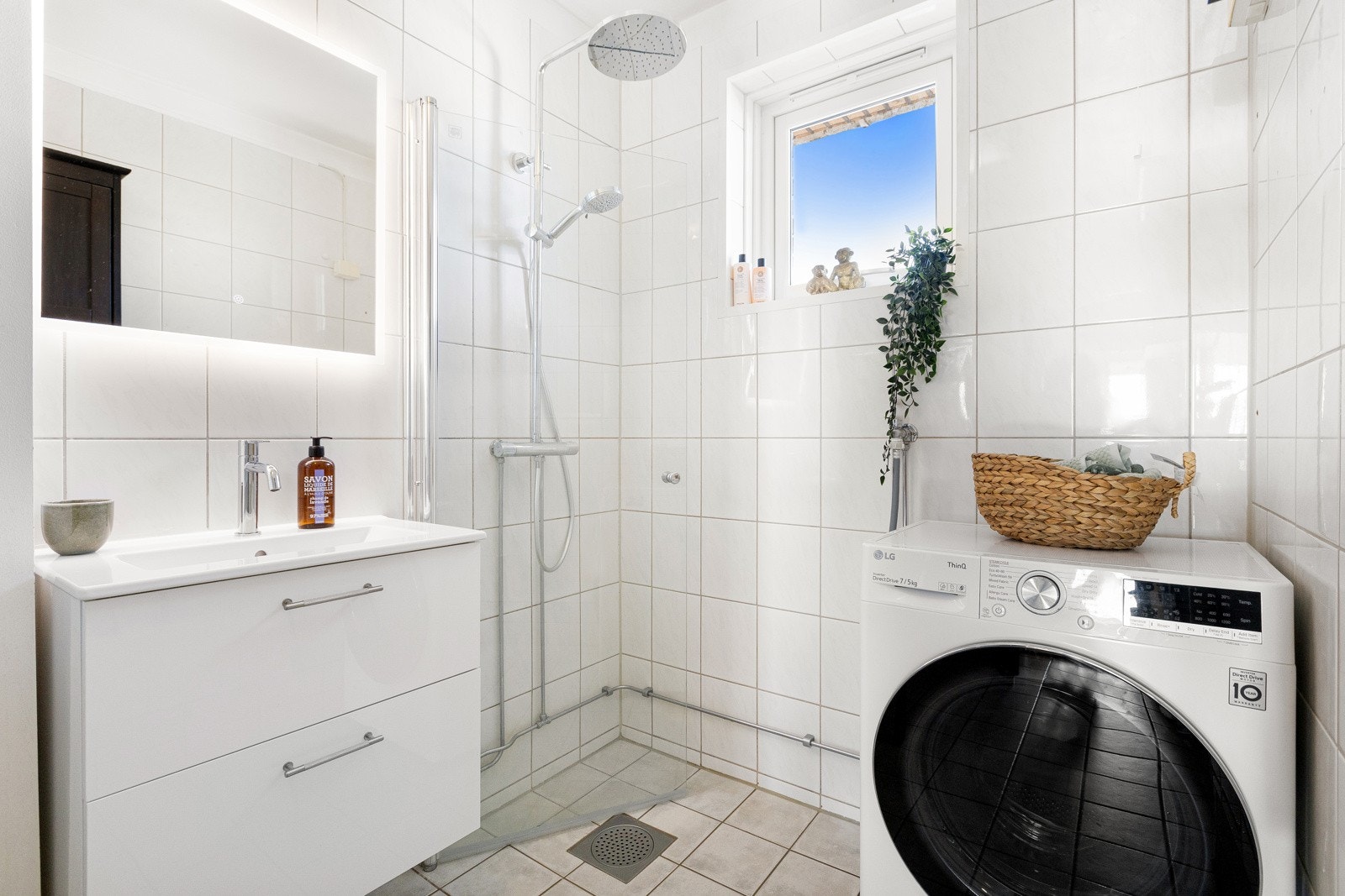 Nytt klosett, baderomsinnredning, dusjvegg samt armatur med rainfalls dusj - 2025 Galleribilde