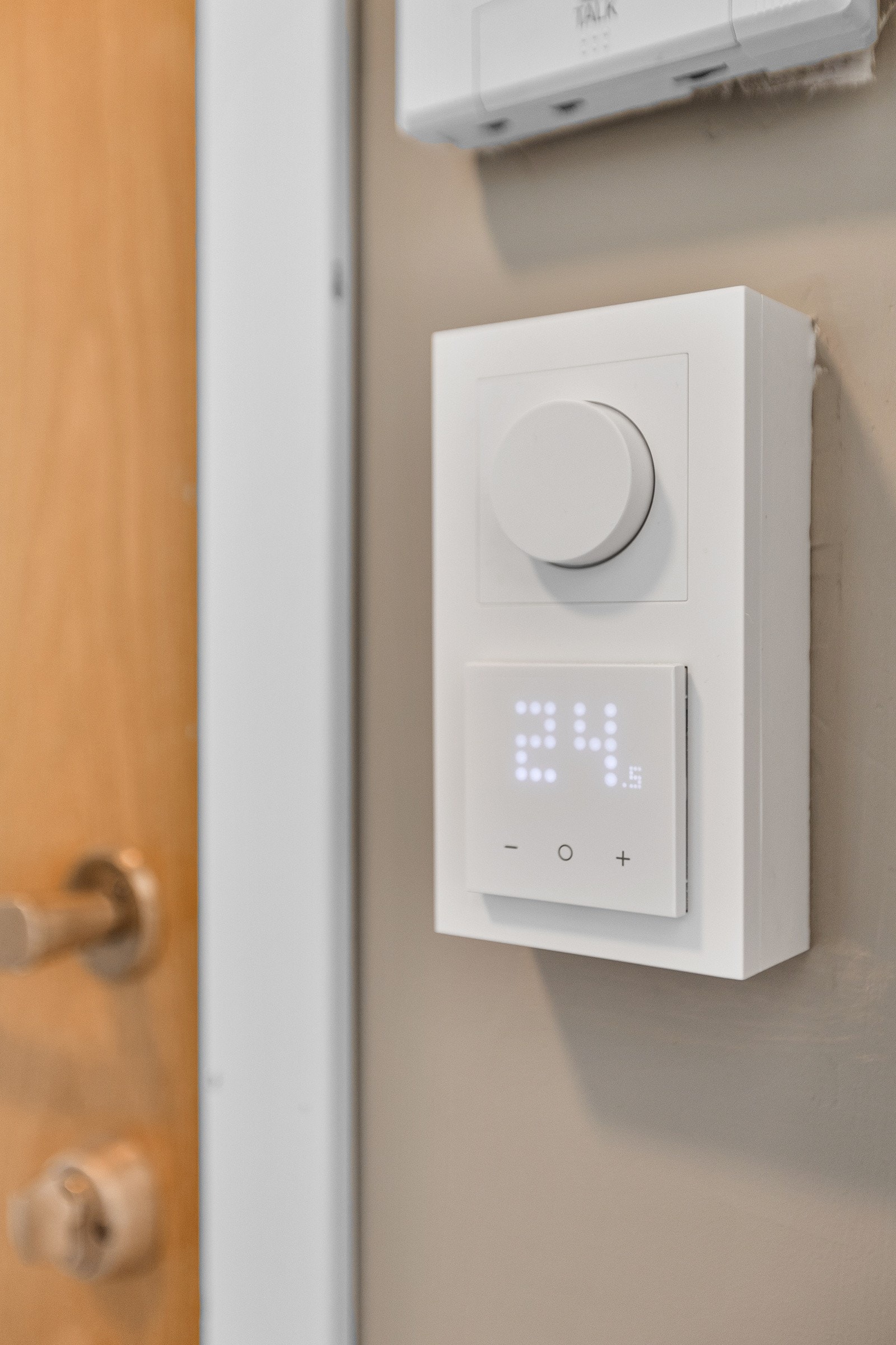 Detaljbilde varmestyring i gulv i entré med WiFi styring Galleribilde