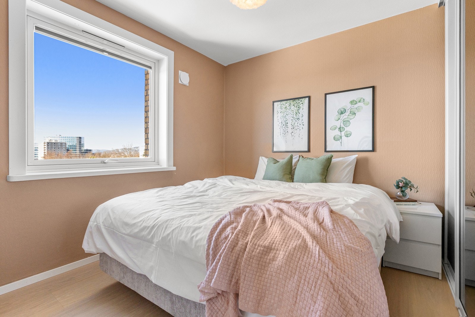 God plass til dobbeltseng Galleribilde