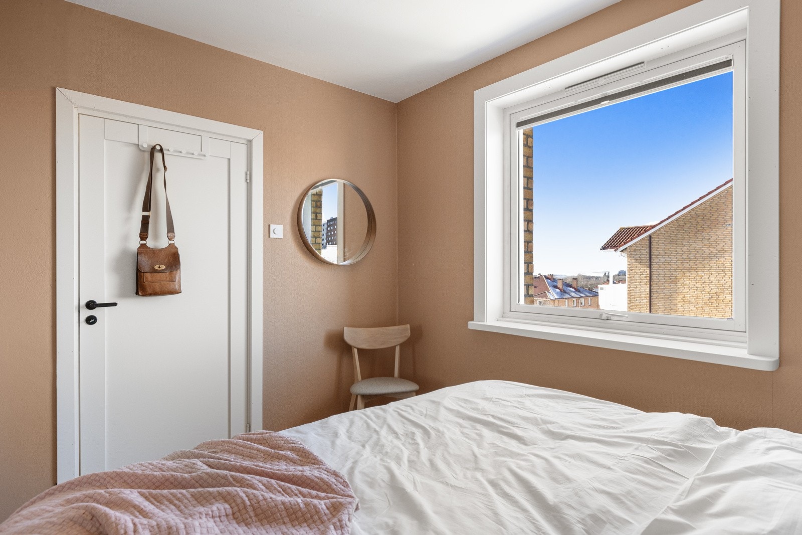 Mulighet for hjemmekontor ved vindu Galleribilde