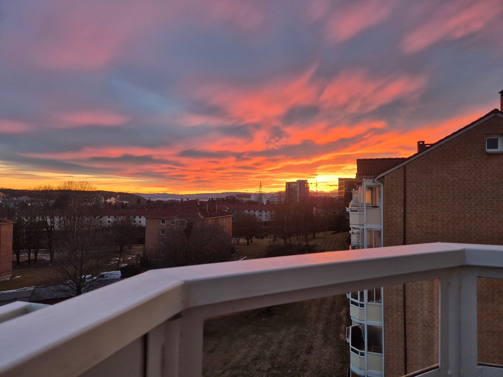 Meget optimal beliggenhet internt i borettslaget med herlig fjordutsikt - Selgers bilde Galleribilde