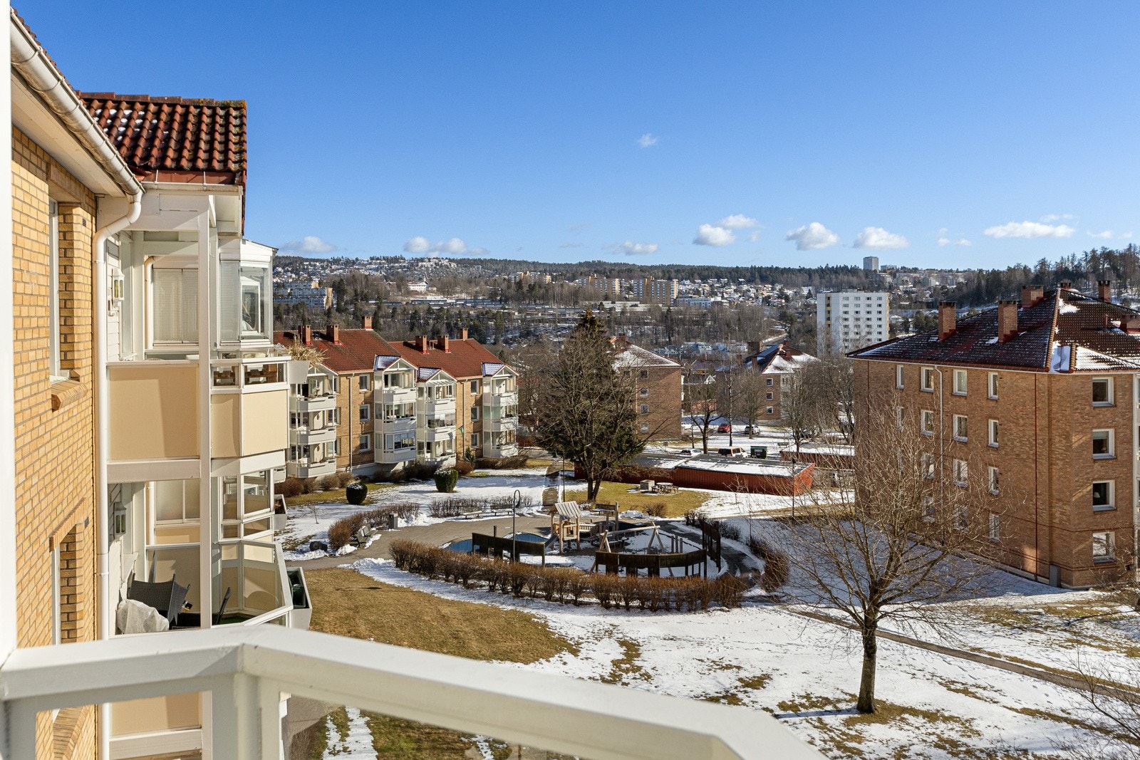 Utsikt fra sydvendt balkong med meget gode solforhold Galleribilde